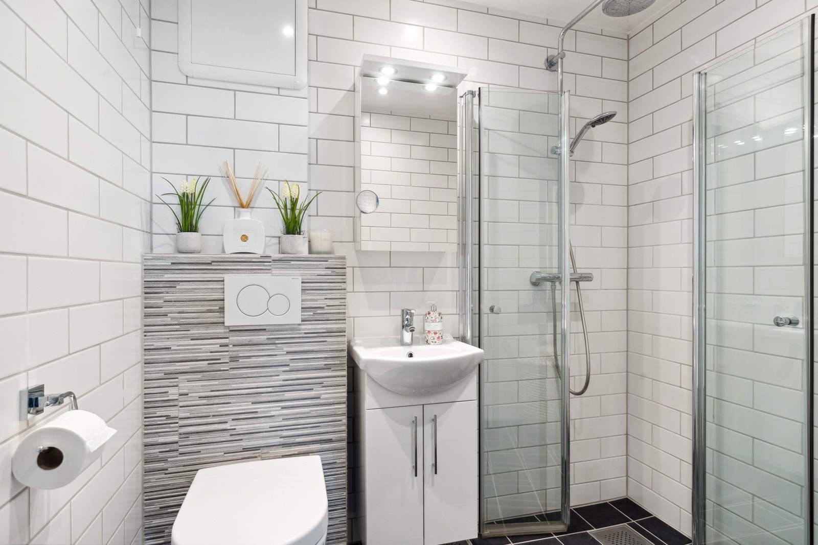 Delikat flislagt bad/wc med opplegg for vaskemaskin. Galleribilde
