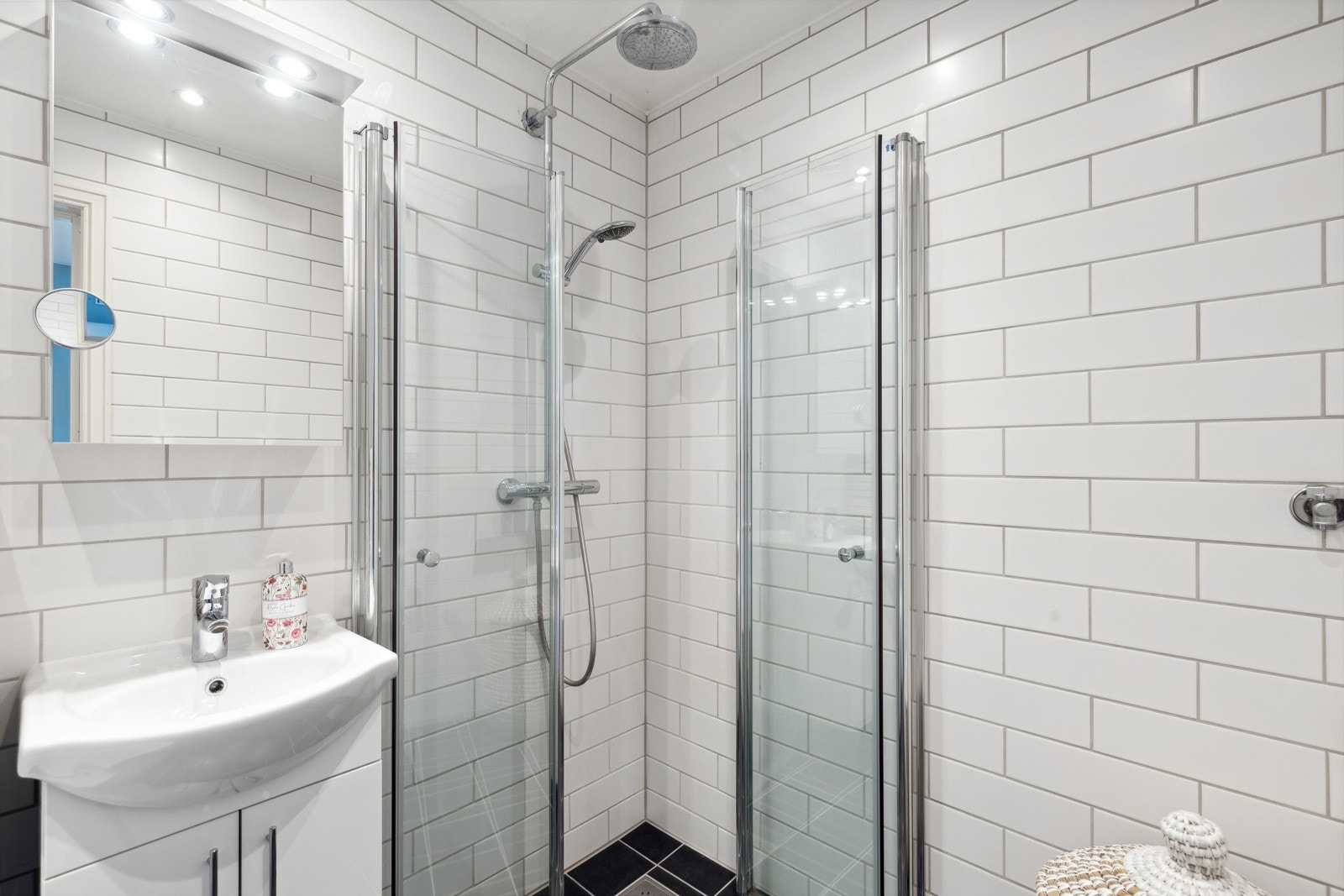 Badet ble oppusset 2017 og er fagmessig utført med nytt sluk og membran (Oslo membranservice). Galleribilde