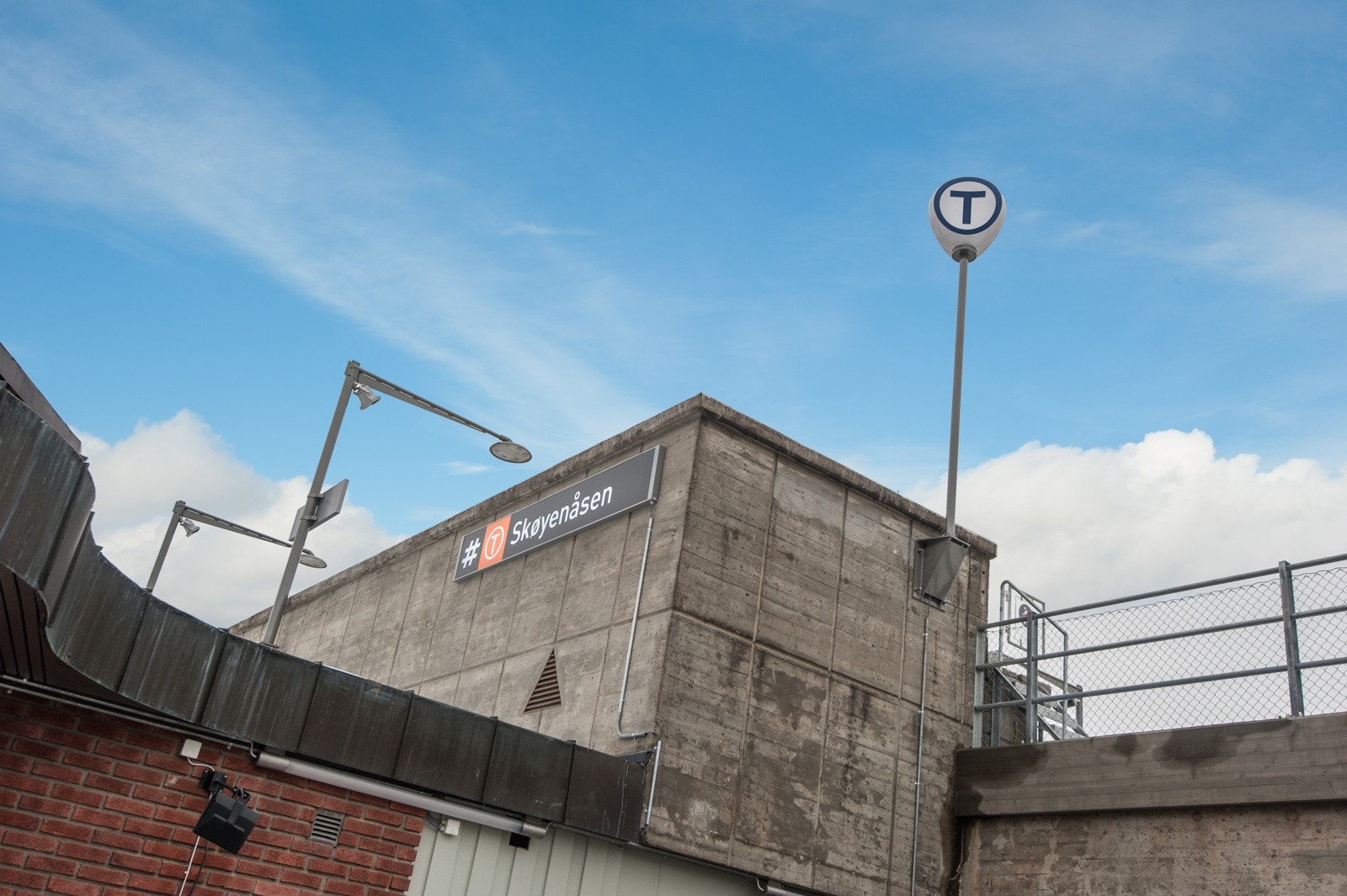 Kort avstand til både buss og T-bane. Galleribilde