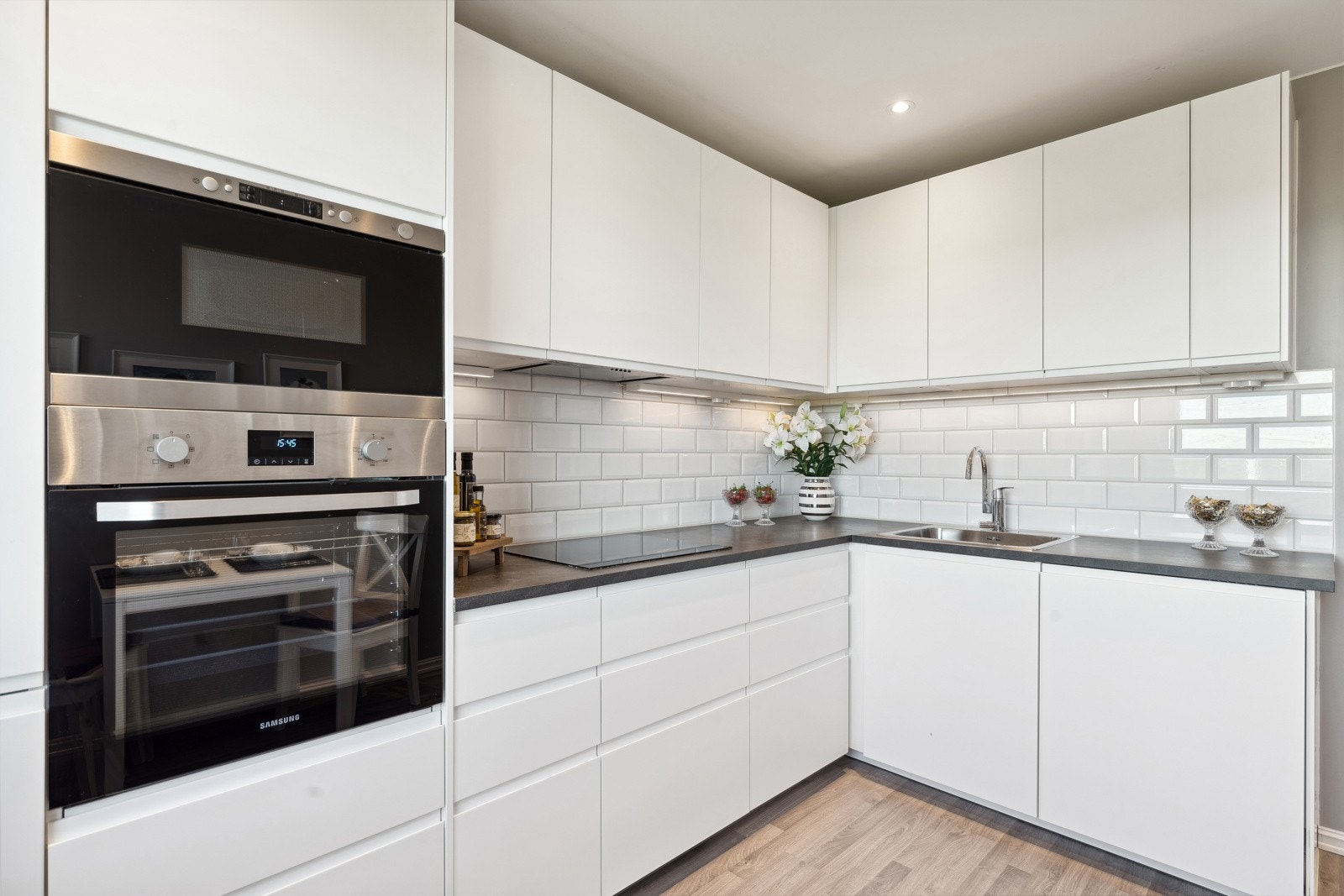 Nyere laminatgulv. Downlights i taket. Galleribilde