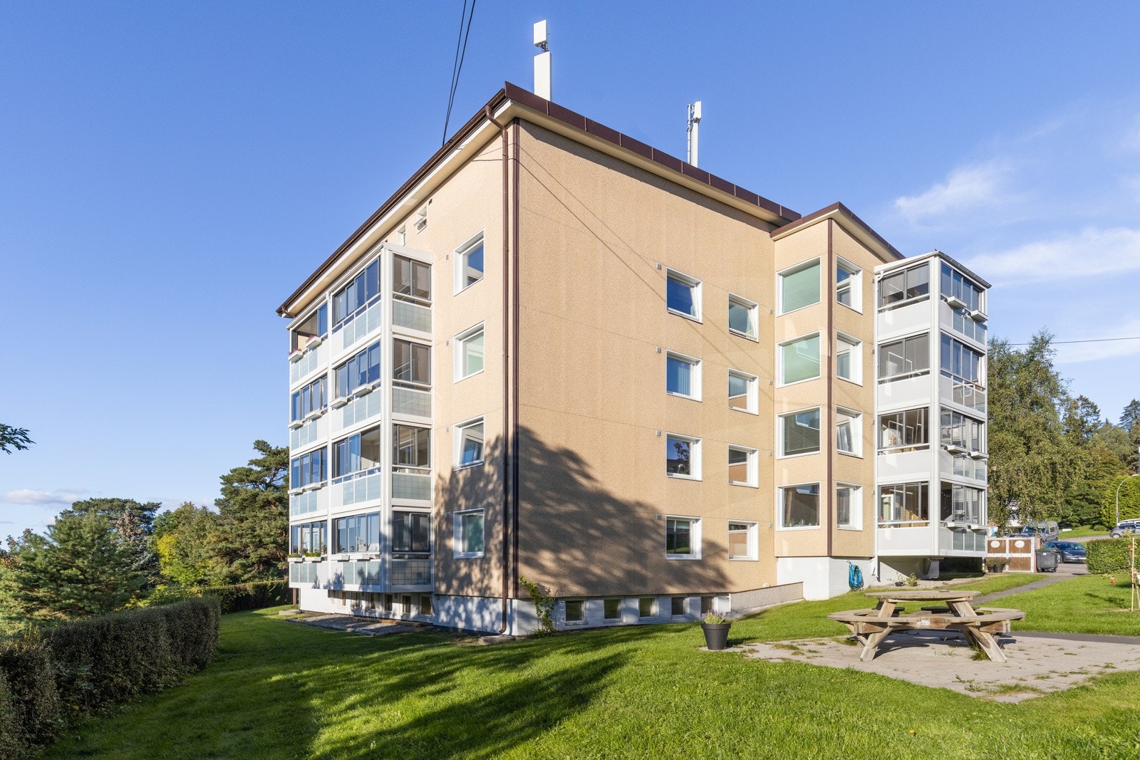 Mekanikerveien 4 ligger fint til på et høydedrag. God intern beliggenhet, attraktivt boligområde med pent opparbeidede fellesarealer, lekeplasser m.m. Galleribilde