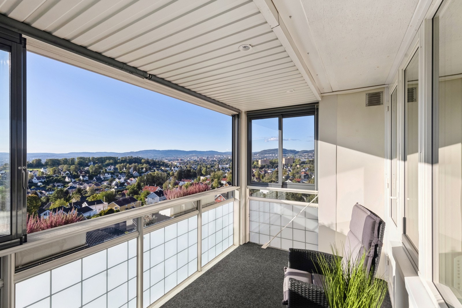 Flott balkong (innglasset) på 9 kvm med gode solforhold og panoramautsikt. Ingen gjenboere. Galleribilde