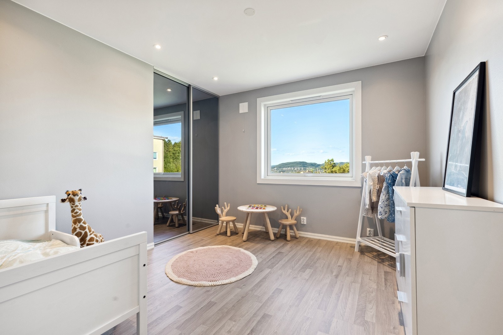 Soverom II med plassbygget skyvedørsgarderobe. Galleribilde