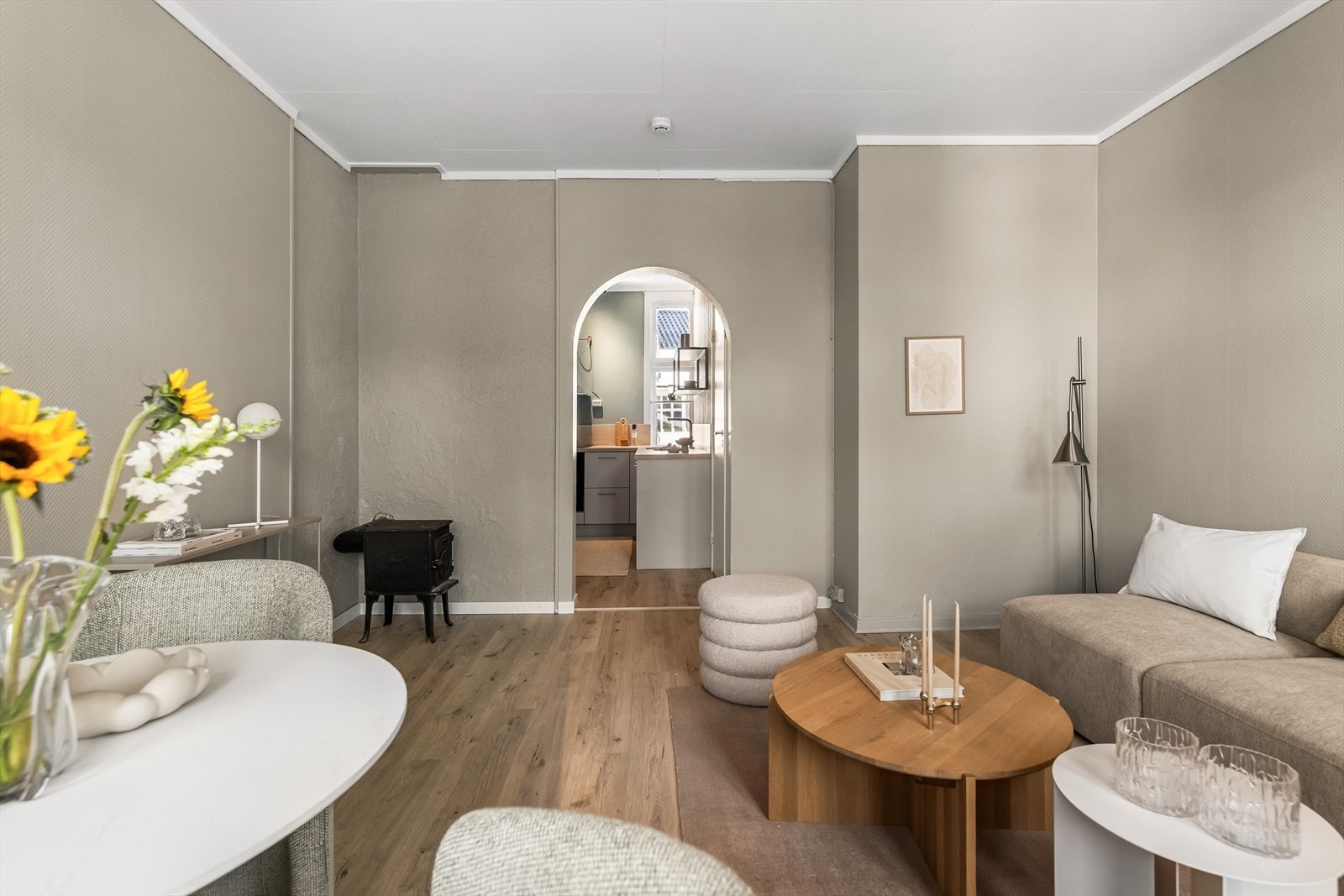 Fra stuen er det kort vei til kjøkkenet, som er nytt fra 2024. Galleribilde