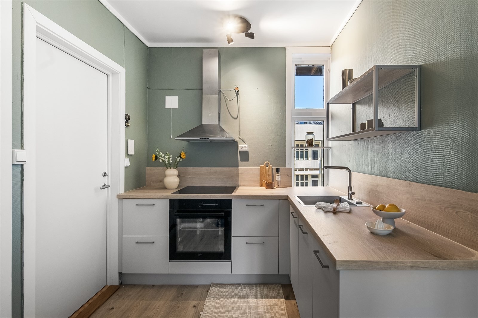 Kjøkkenet fra 2024 er i en delvis åpen løsning til stuen, noe som gjør dette til en sosial sone. Galleribilde