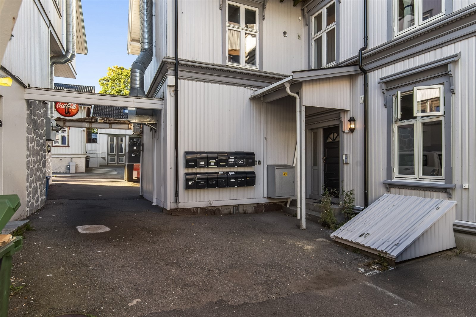 Bakgården. Galleribilde