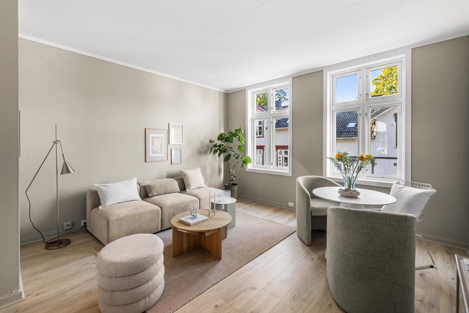 Stuen er romslig, lys og luftig og har fleksible møbleringsmuligheter. Galleribilde