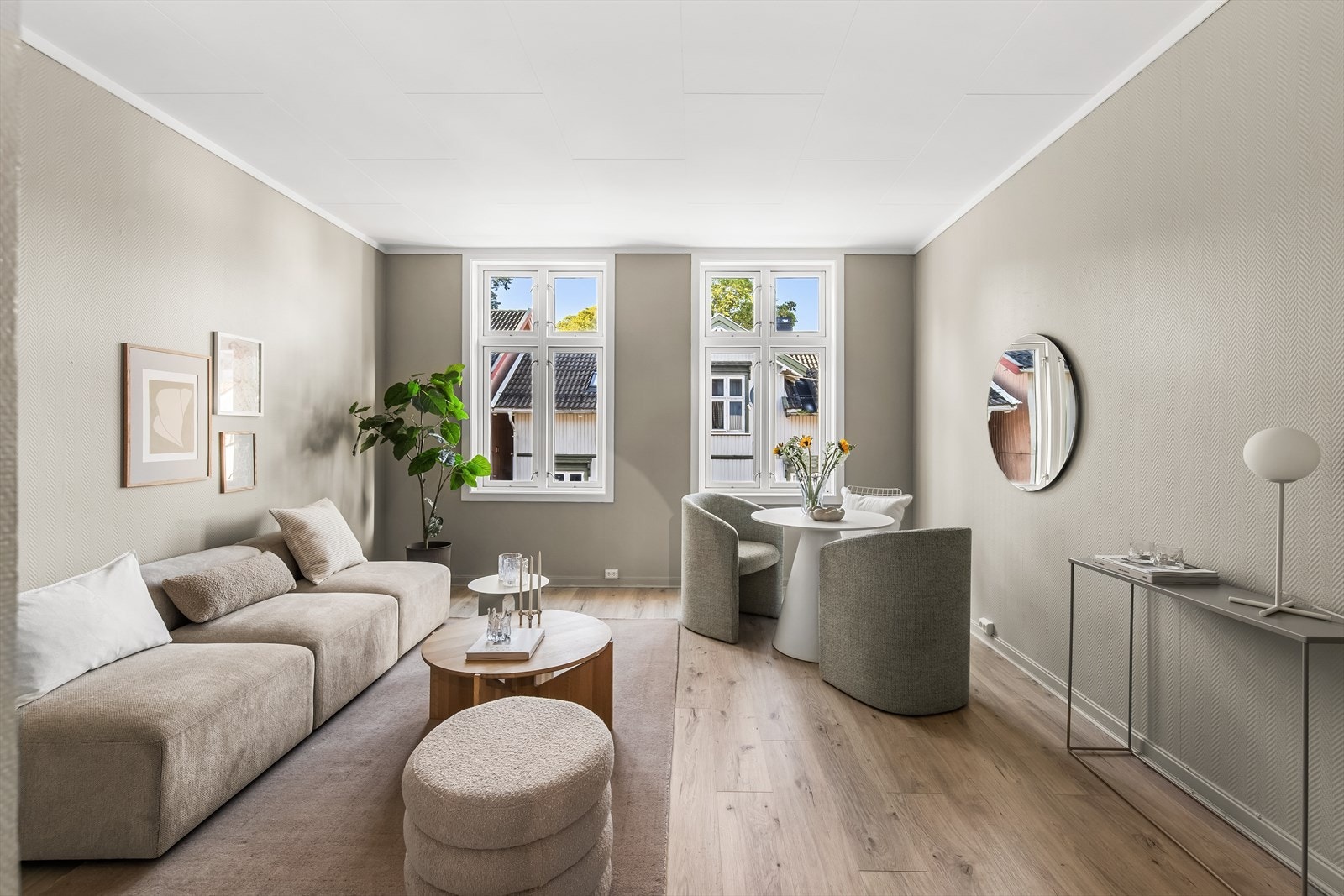 De store vinduene slipper inn masser av dagslys som gir et særpreg og luft til rommet. Galleribilde