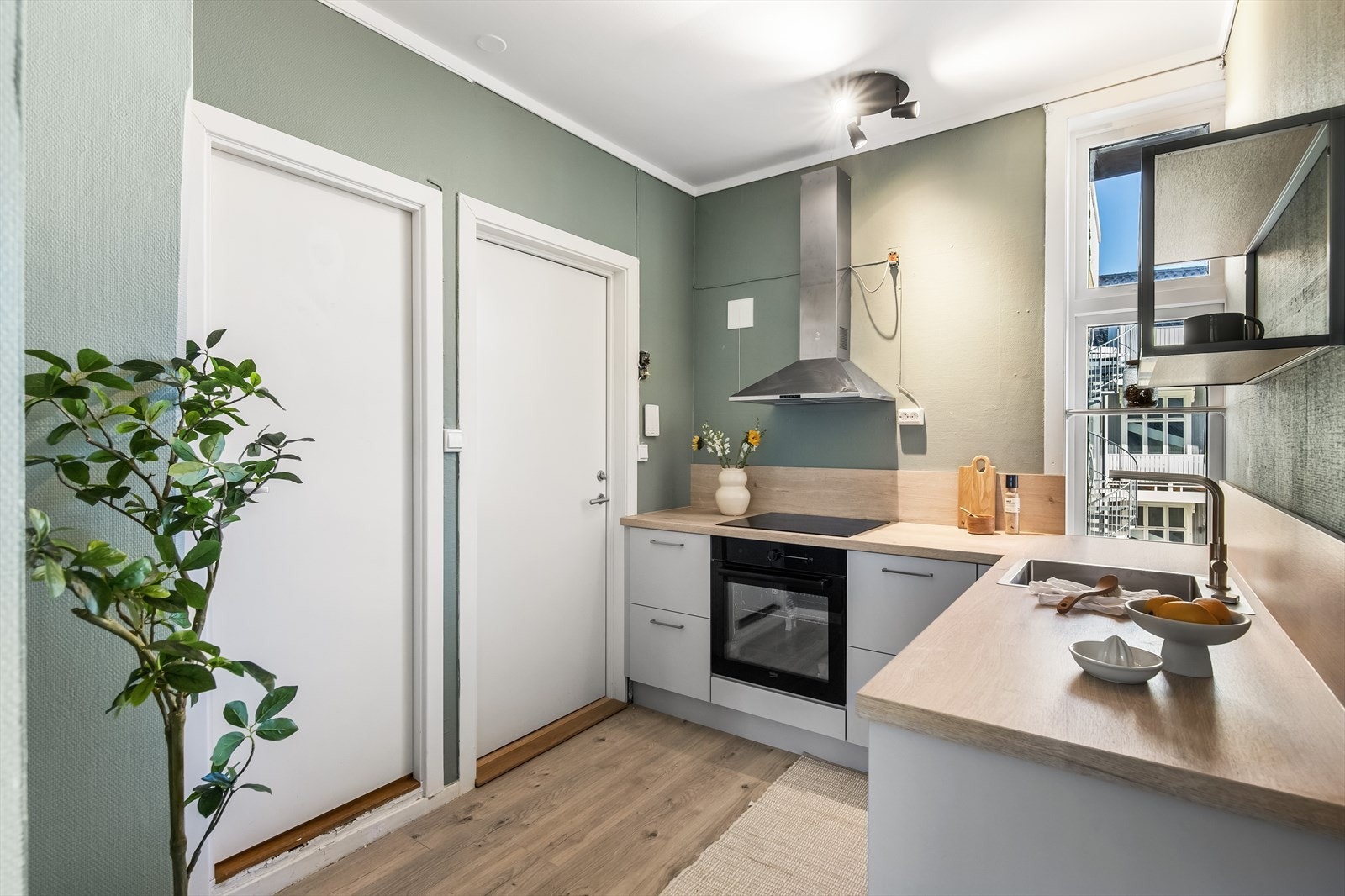 Fra felles gang kommer man rett inn på kjøkkenet. Galleribilde