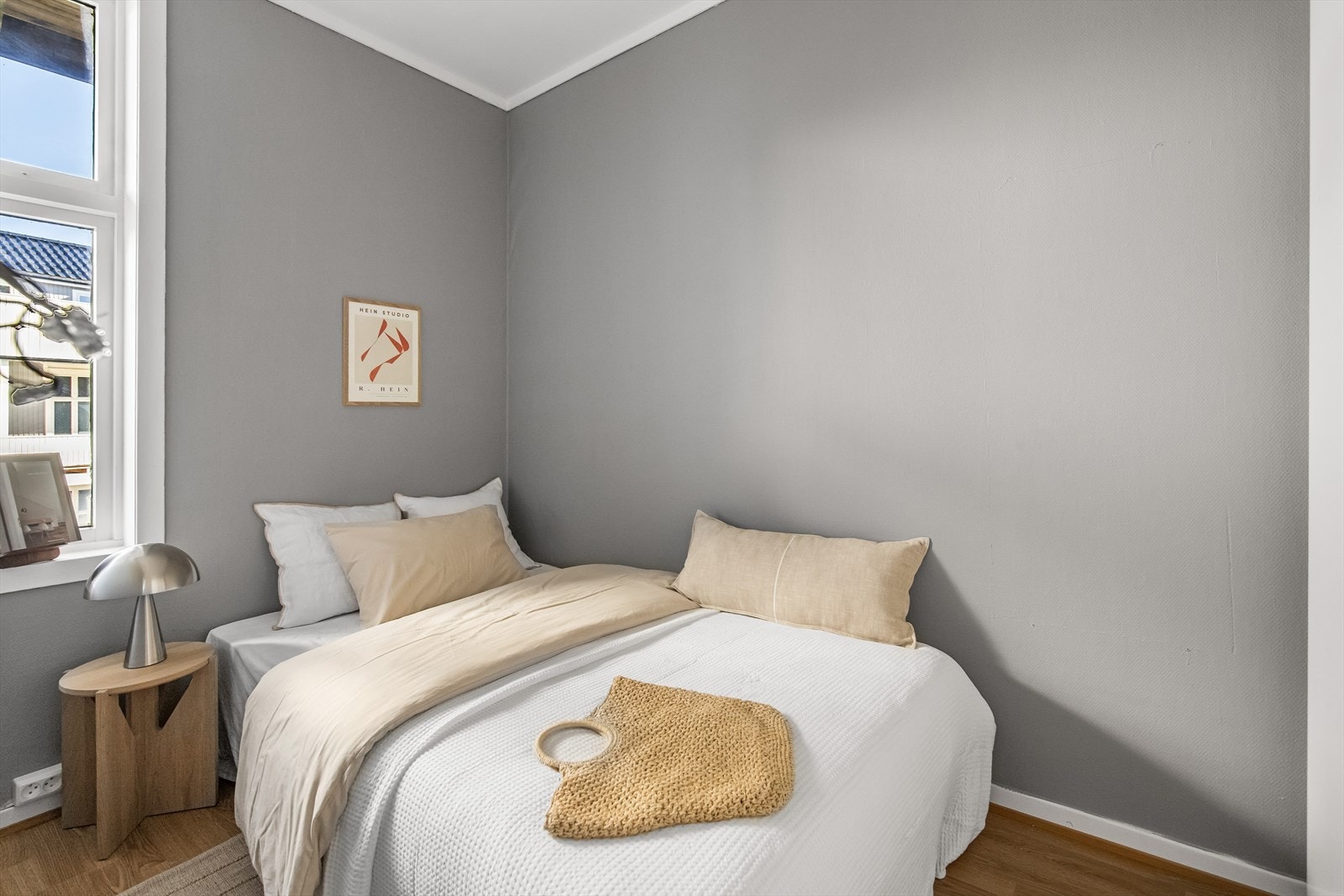 Rom innredet som soverom med god plass til dobbeltseng og nattbord. (Ikke godkjent) Galleribilde