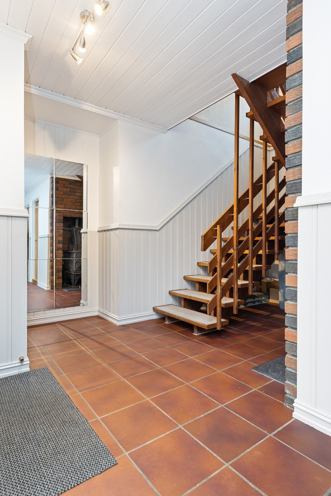 Hall med trapp til 2. etg. Galleribilde