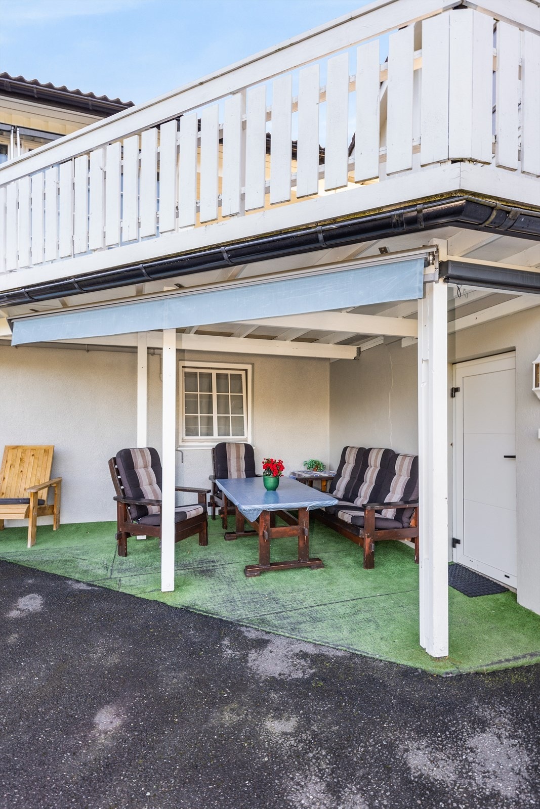 Koselig sitteplass ved inngangspartiet Galleribilde