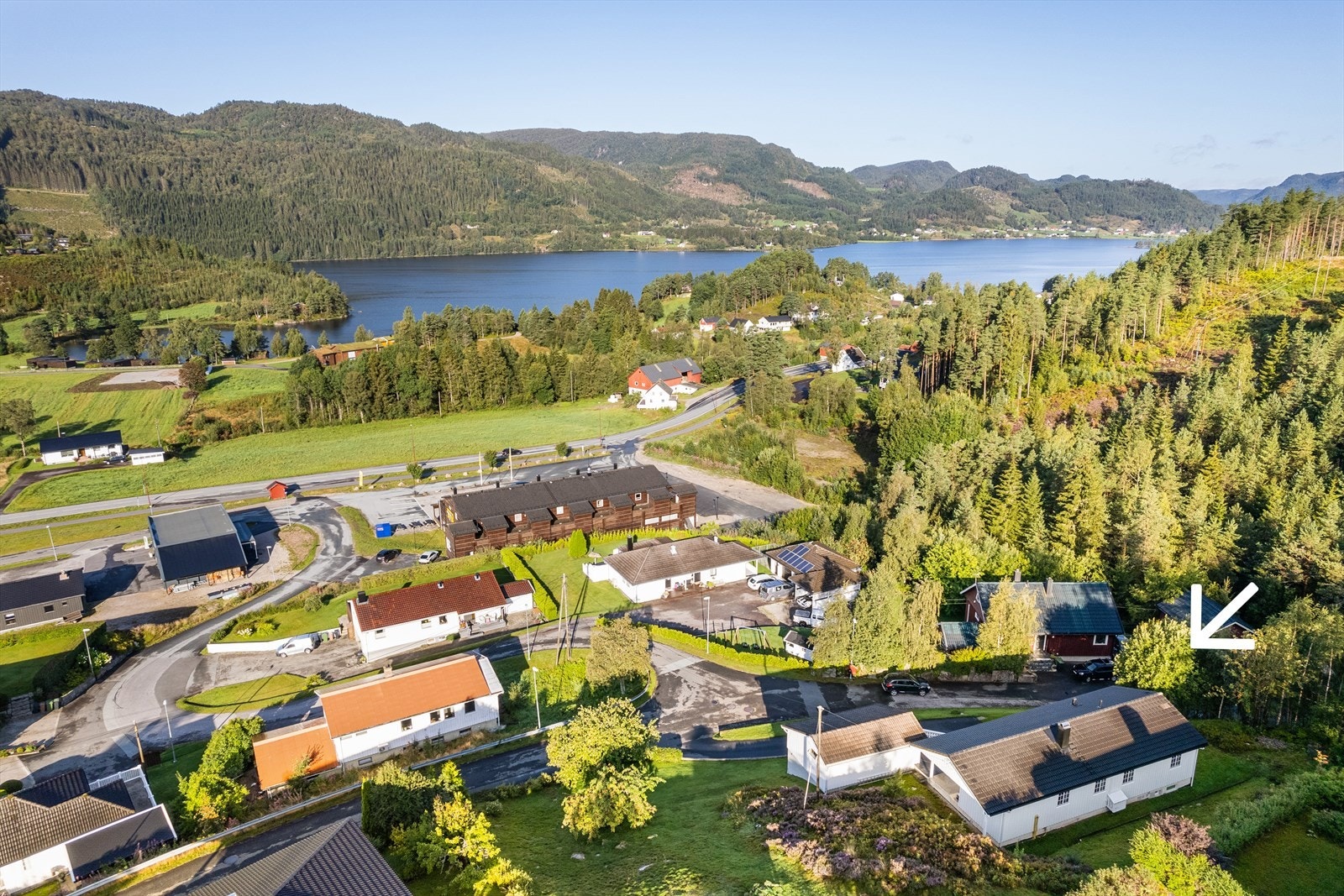 Nærområdet - butikk og Lygnevannet i bakgrunn Galleribilde