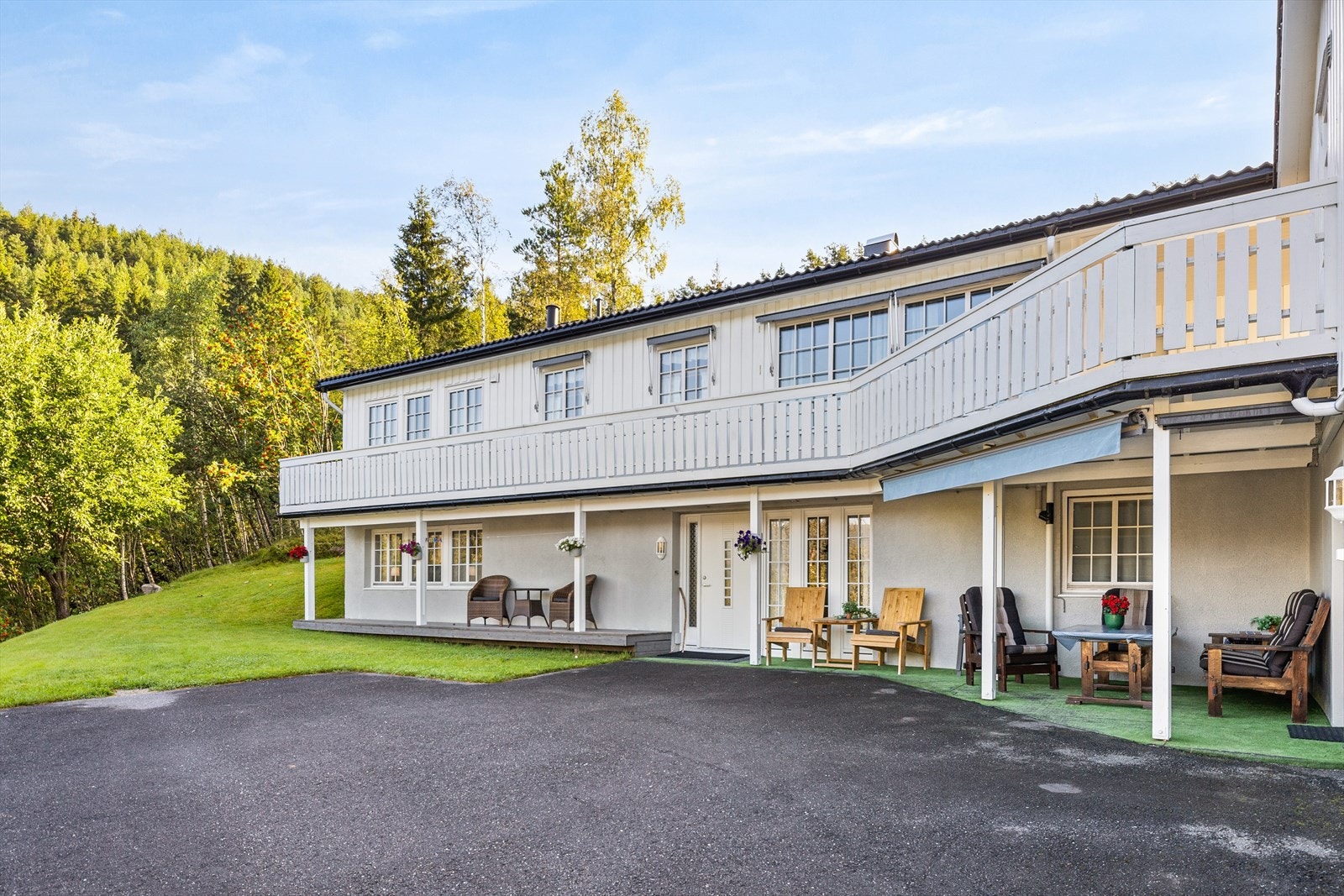 Asfaltert tun ved inngang Galleribilde