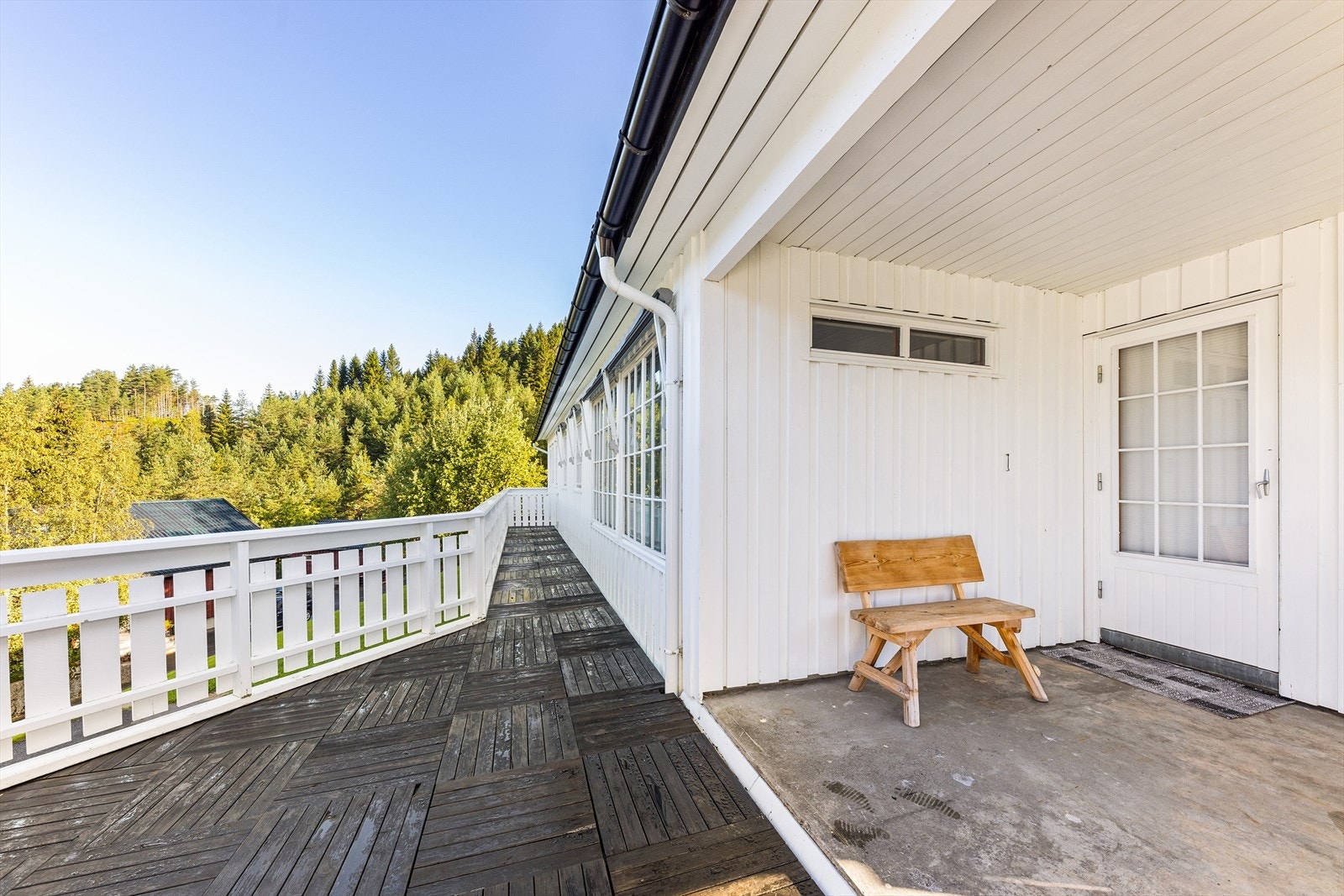 Sitteplass 2. etg. Utgang fra stuen. Galleribilde