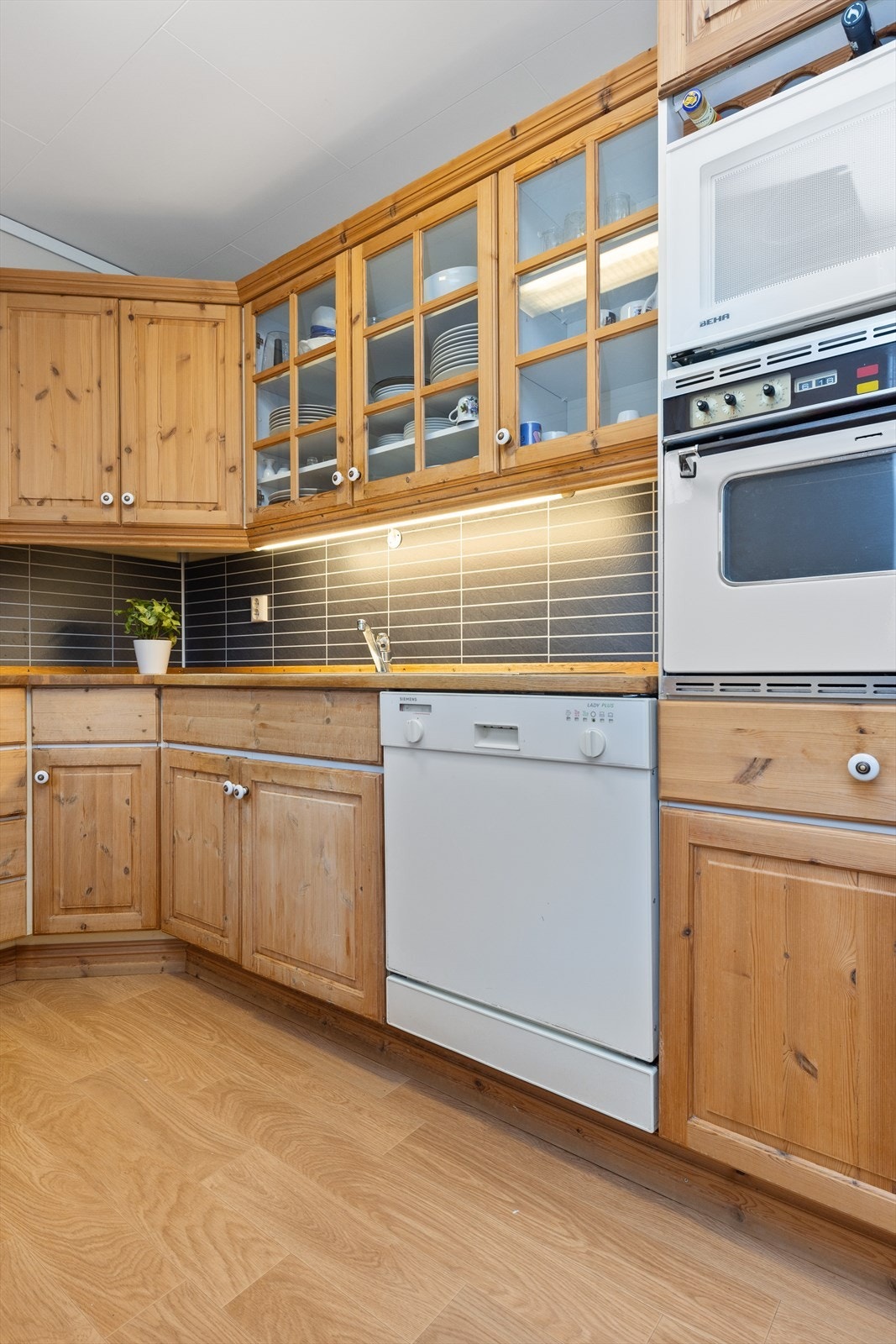 Kjøkken inkl. hvitevarene, utenom kjøleskap Galleribilde