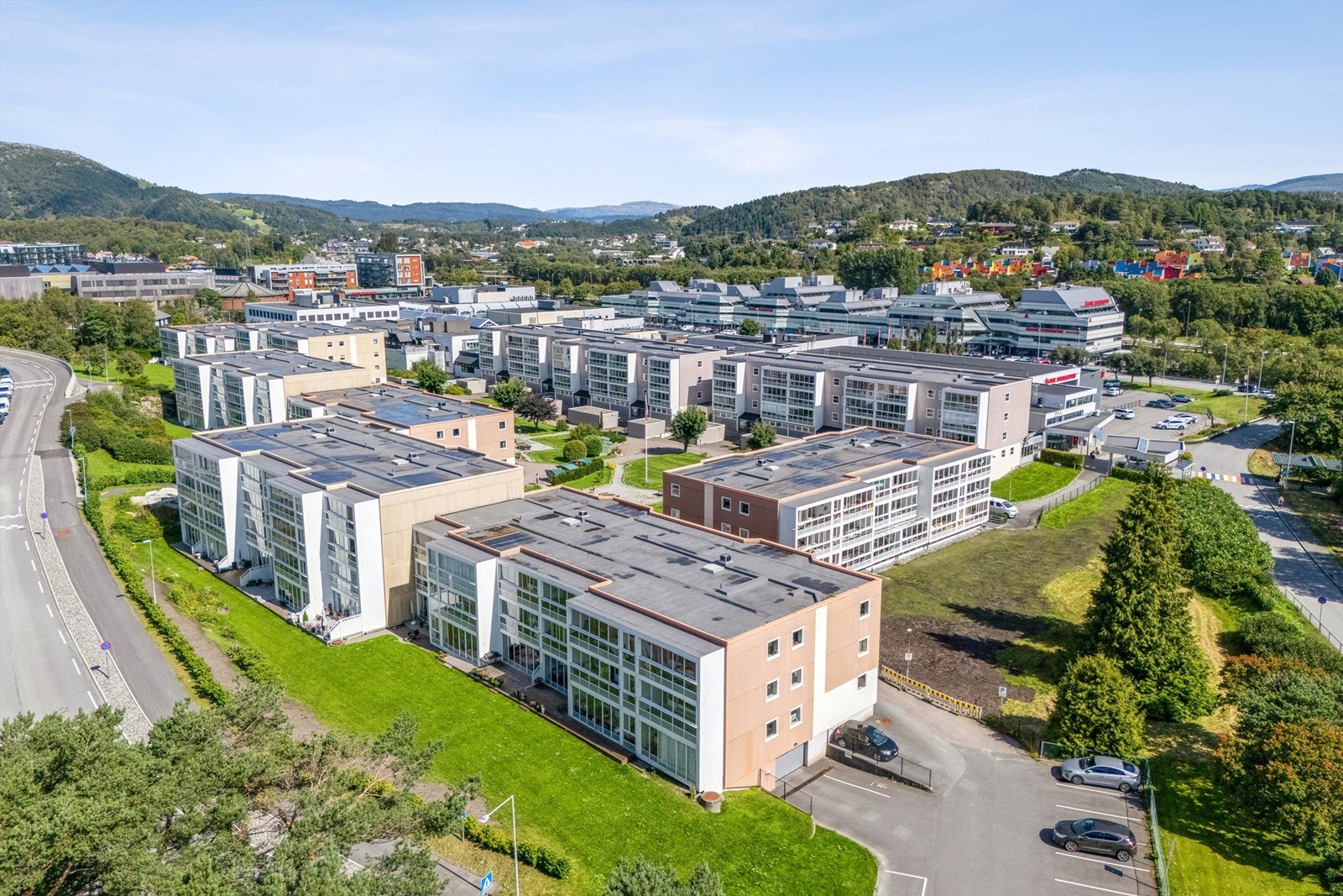Som kommende beboer bor man midt i sentrum av Åsane med alt av daglige fasiliteter og servicetilbud få minutter unna inngangsdøren. Bussterminalen ligger også 2 minutters gange fra leiligheten. Galleribilde
