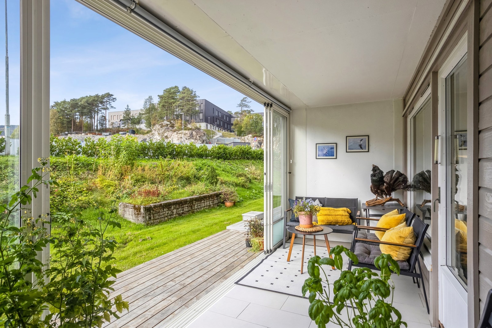 Utgang til vestvendt markterrasse på ca. 10 kvm hvor solen kan nytes fra midt på dagen til kveld sommerstid. Galleribilde