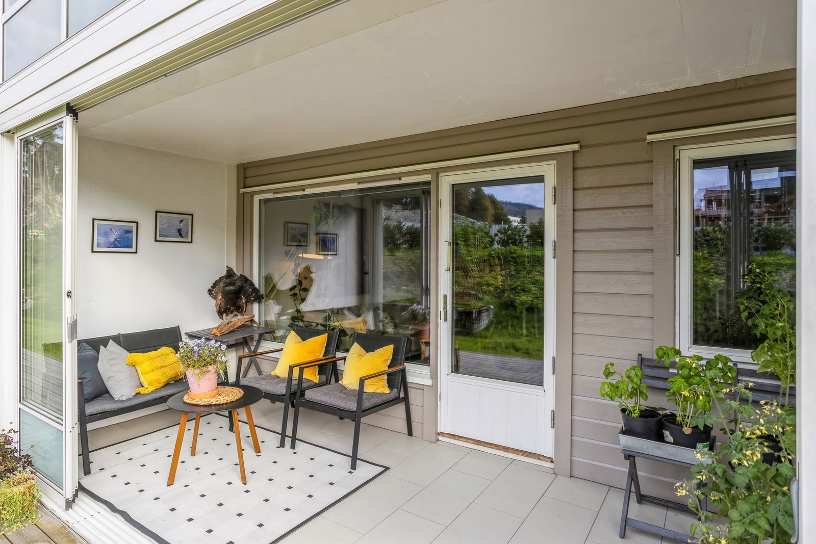 Herlig innglasset vestvendt terrasse på ca 13 kvm. Galleribilde