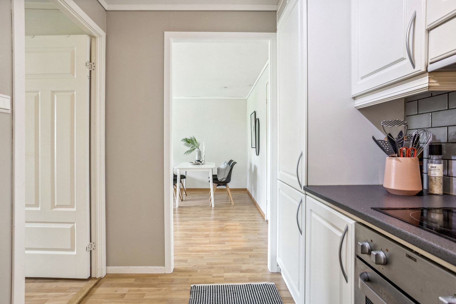 God plass til spisegruppe like ved kjøkkenet. Galleribilde