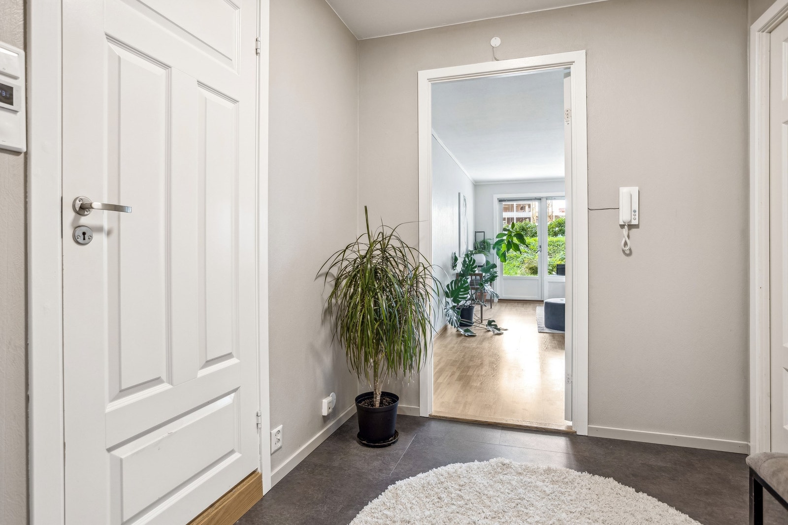 Gangen leder videre til leilighetens bad, stue og bod. Galleribilde