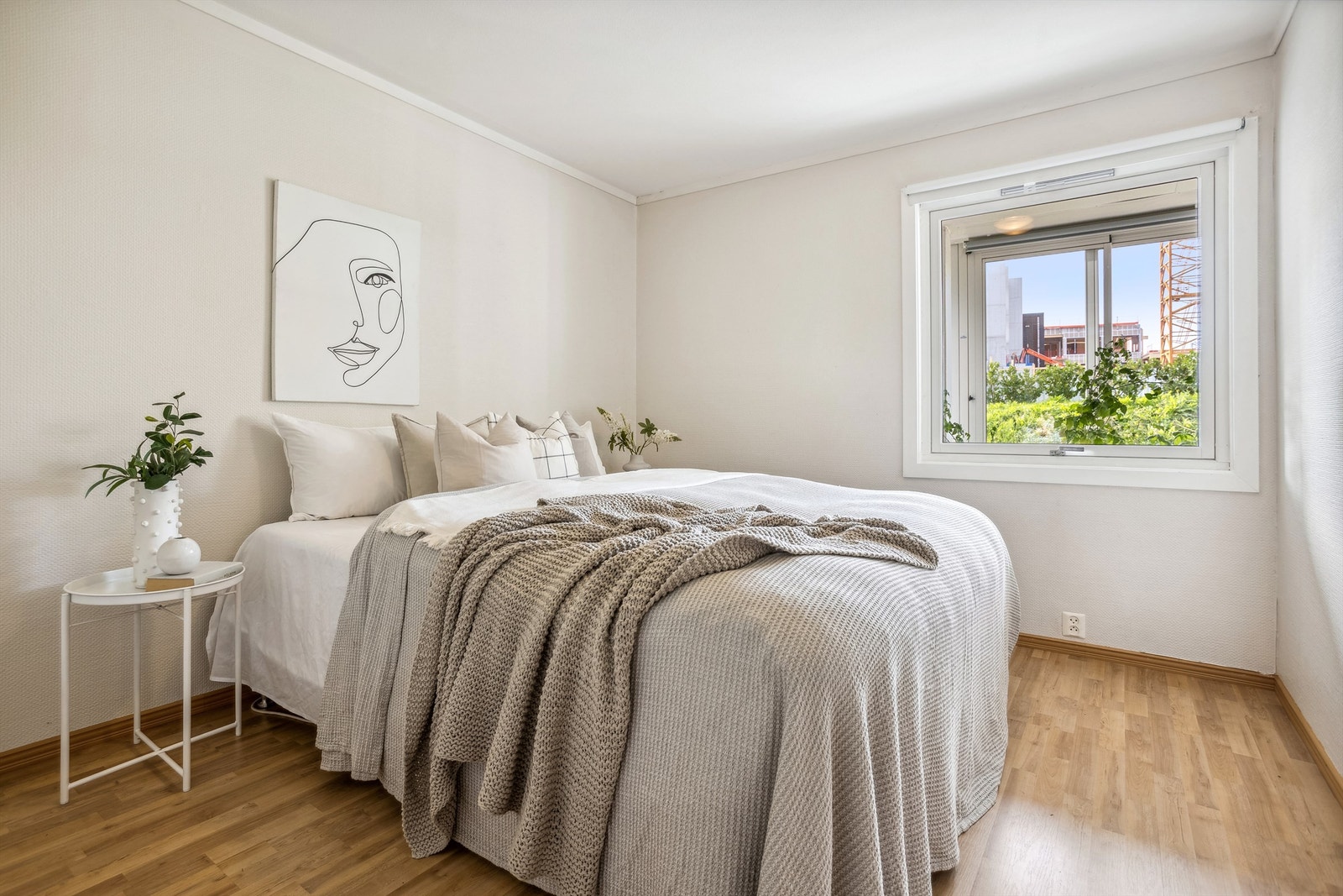 Romslig soverom med god plass til dobbeltseng og garderobeløsning. Galleribilde