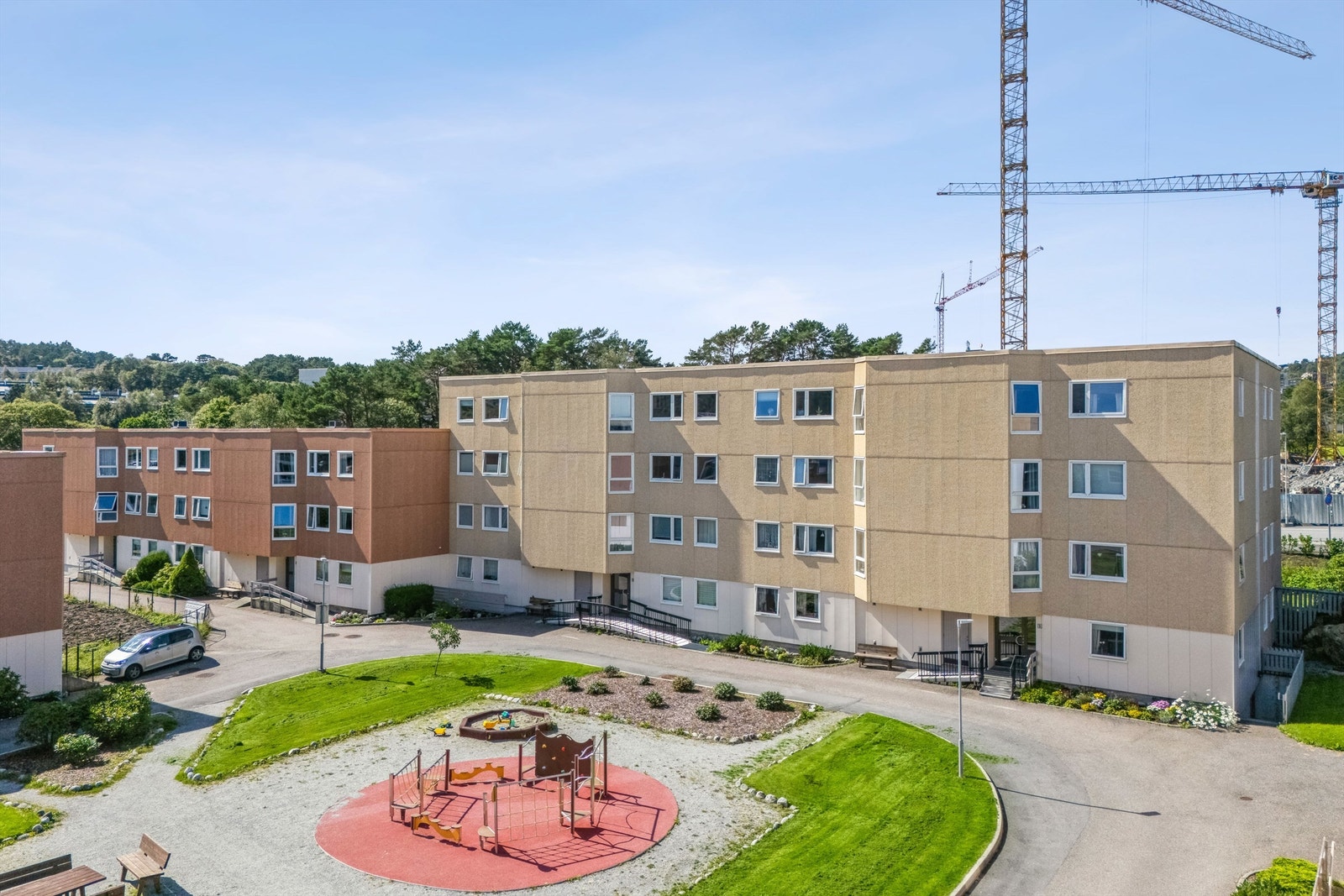 Borettslaget er pent opparbeidet med grøntarealer, sitteplasser og lekeplasser. Det finnes selskapslokale i borettslaget som kan leies. Galleribilde