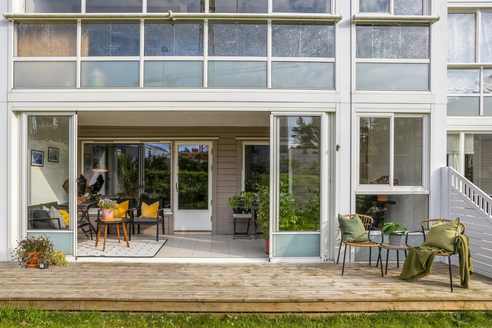 Leiligheten ligger vestvendt til og har gode solforhold midsommers. Galleribilde