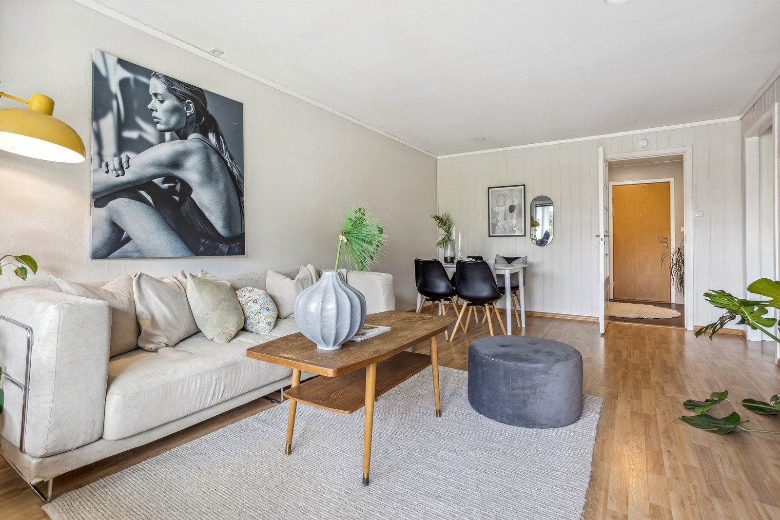 Boligens stue oppleves som lys og luftig. Galleribilde