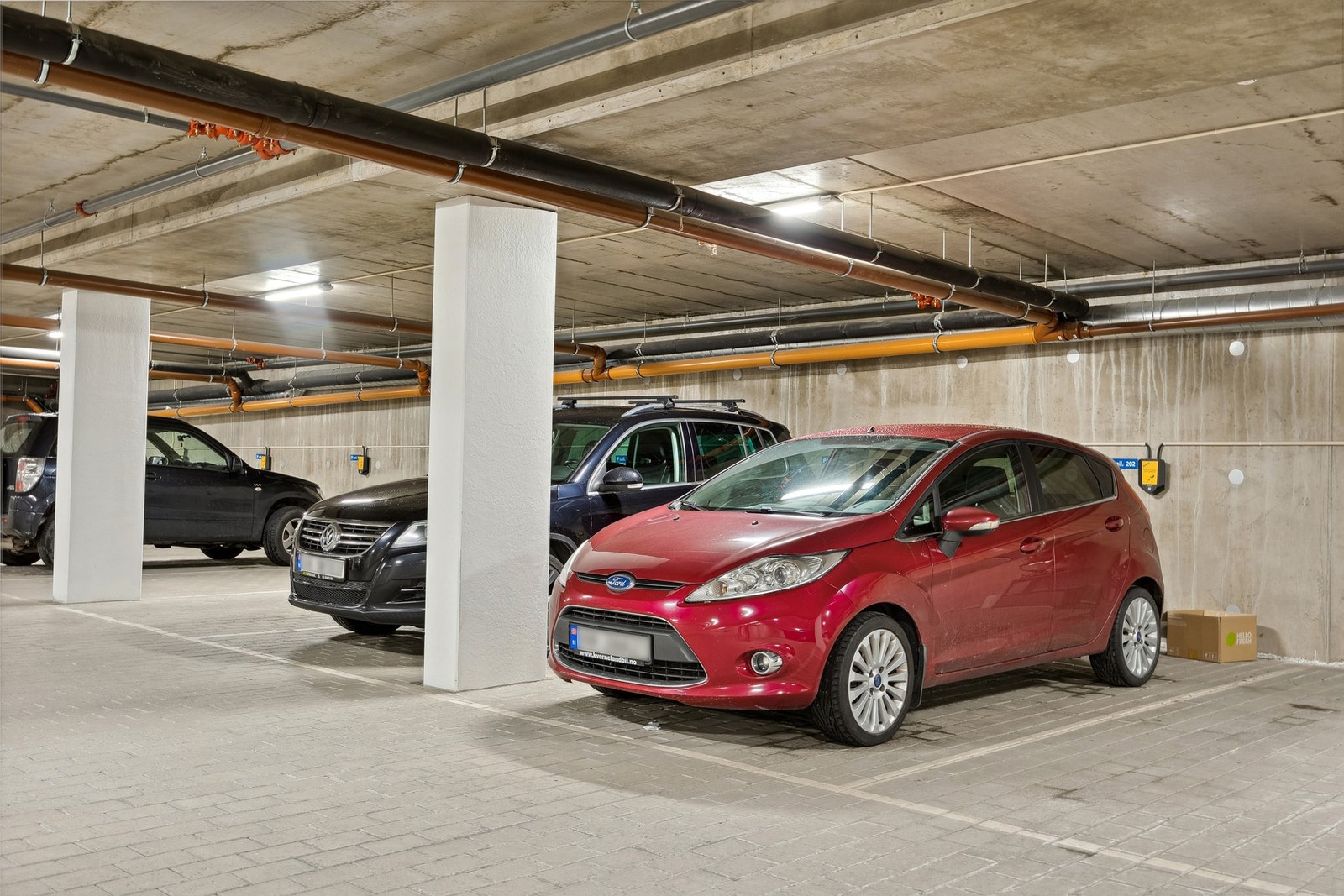 Parkering i parkeringskjeller Galleribilde
