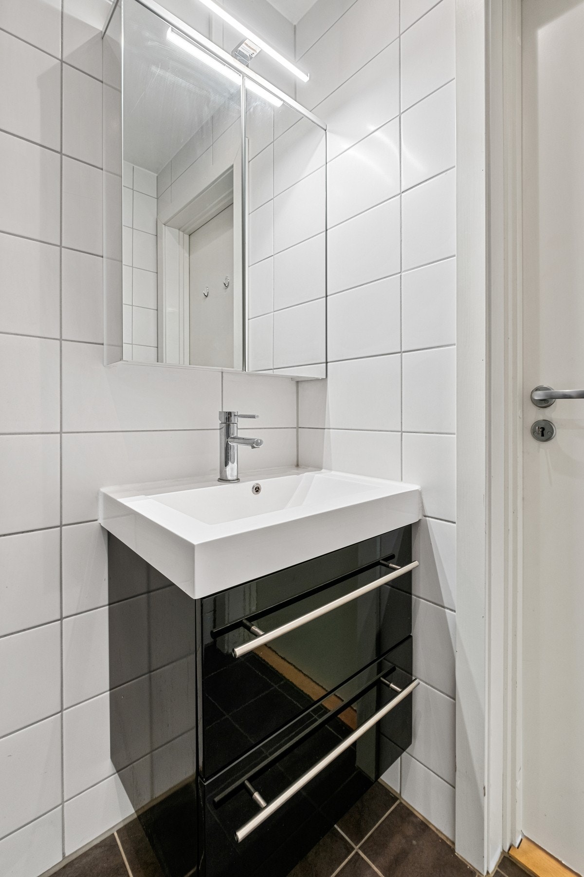 Baderomsinnredning med skuffer og speilskap. Galleribilde