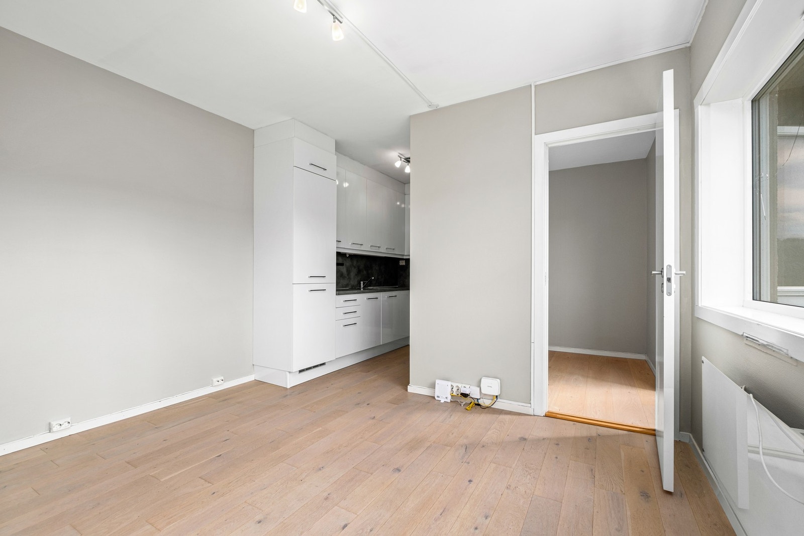 Leiligheten har vært gjenstand for vesentlig oppussing siden 2013, og holder en gjennomgående pen standard. Galleribilde