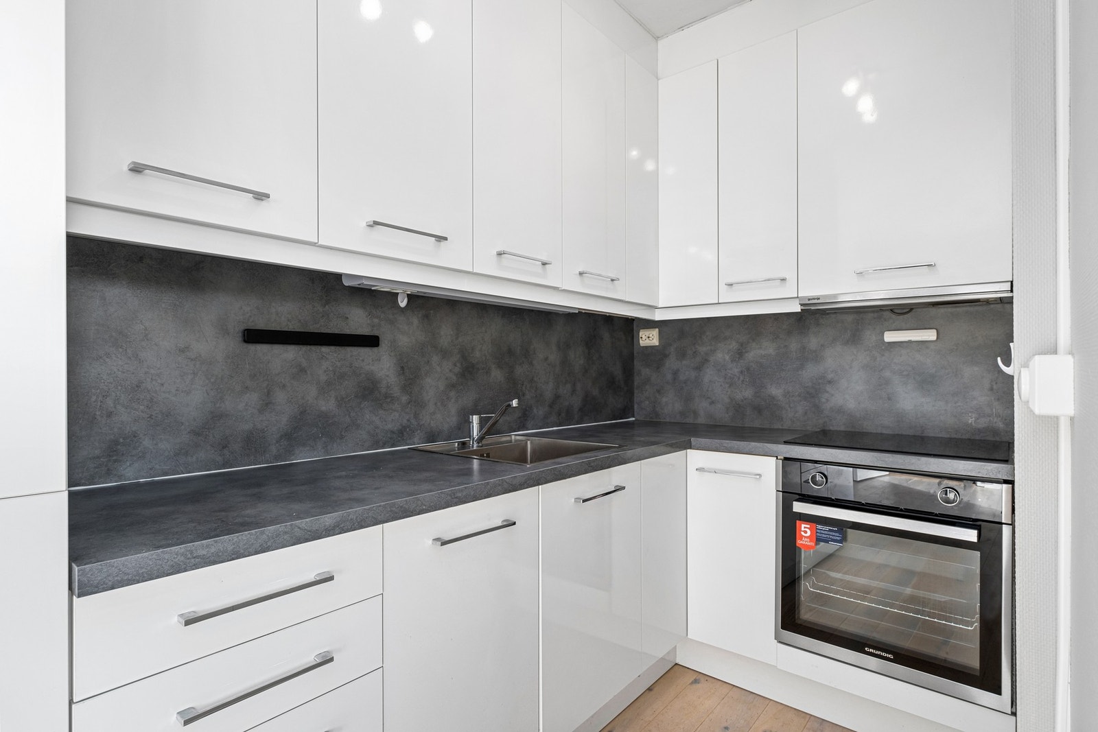 Kvalitetskjøkken fra Trønderkjøkken (2013) med integrerte hvitevarer og takhøy innredning. Galleribilde