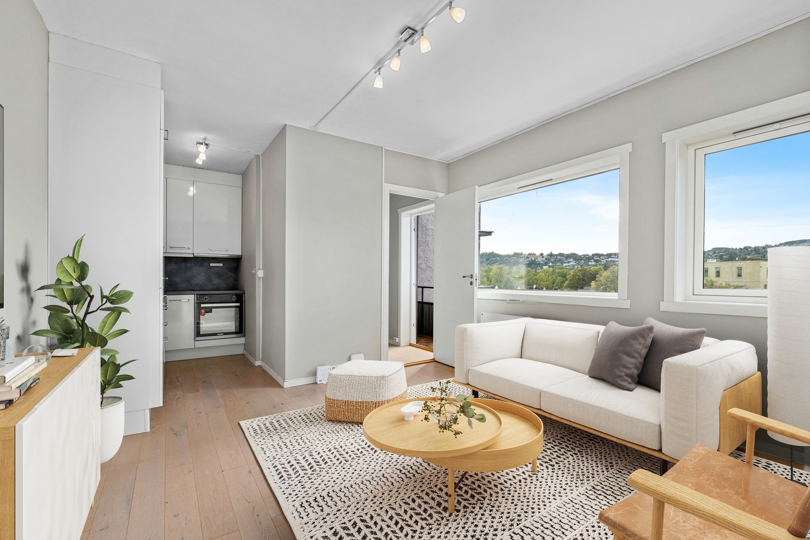 EM1 v/Frank Robert Bae har gleden av å presentere en pen og gjennomført selveierleilighet beliggende i 5. etasje i et svært sentralt og attraktivt boområde. Virtuell møblering av bildet. Galleribilde