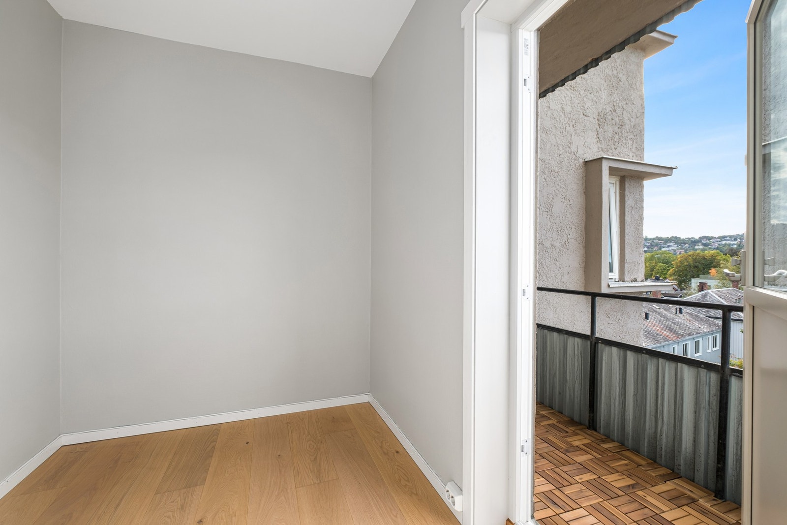 Plass til dobbeltseng på soverommet. Utgang til veranda. Galleribilde