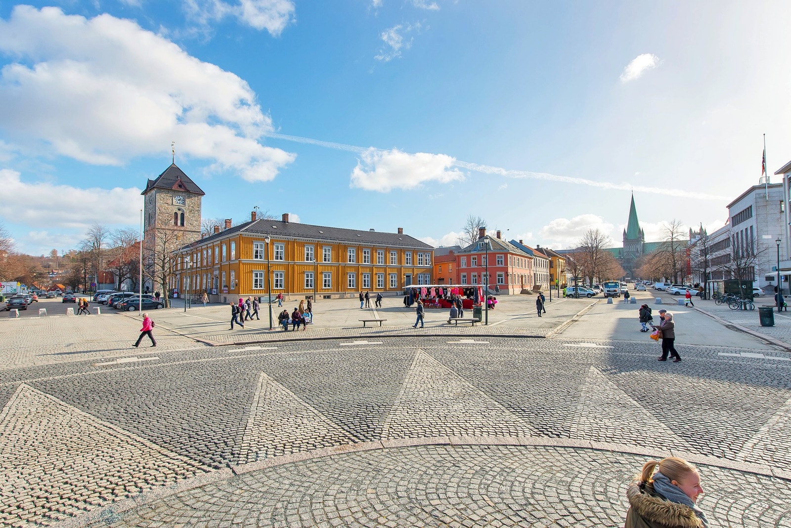 Man har bokstavelig alt man trenger av fasiliteter, restauranter og shopping i kort gangavstand fra leiligheten. Galleribilde