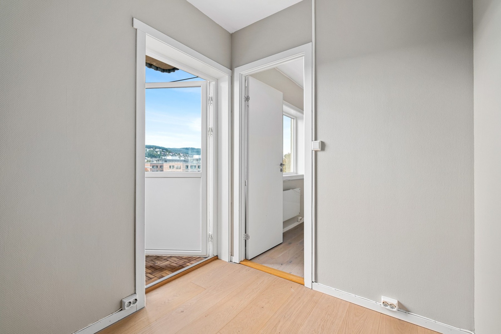 Det finnes mange smarte løsninger for klesoppbevaring. Hva med vegghengte skap for god utnyttelse av arealet? Galleribilde