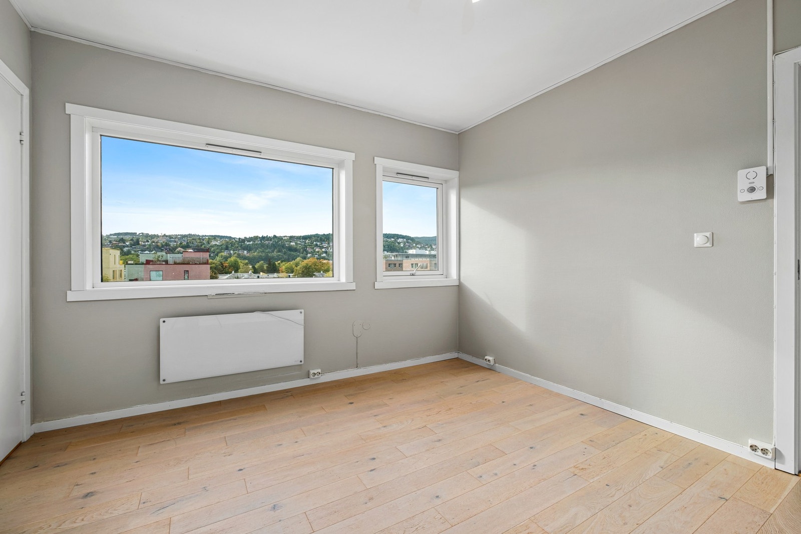 Med store vindusflater og beliggenhet i byggets 5.etasje oppleves leilighetens atmosfære svært lett og luftig. Rikelig med stikkontakter. Galleribilde