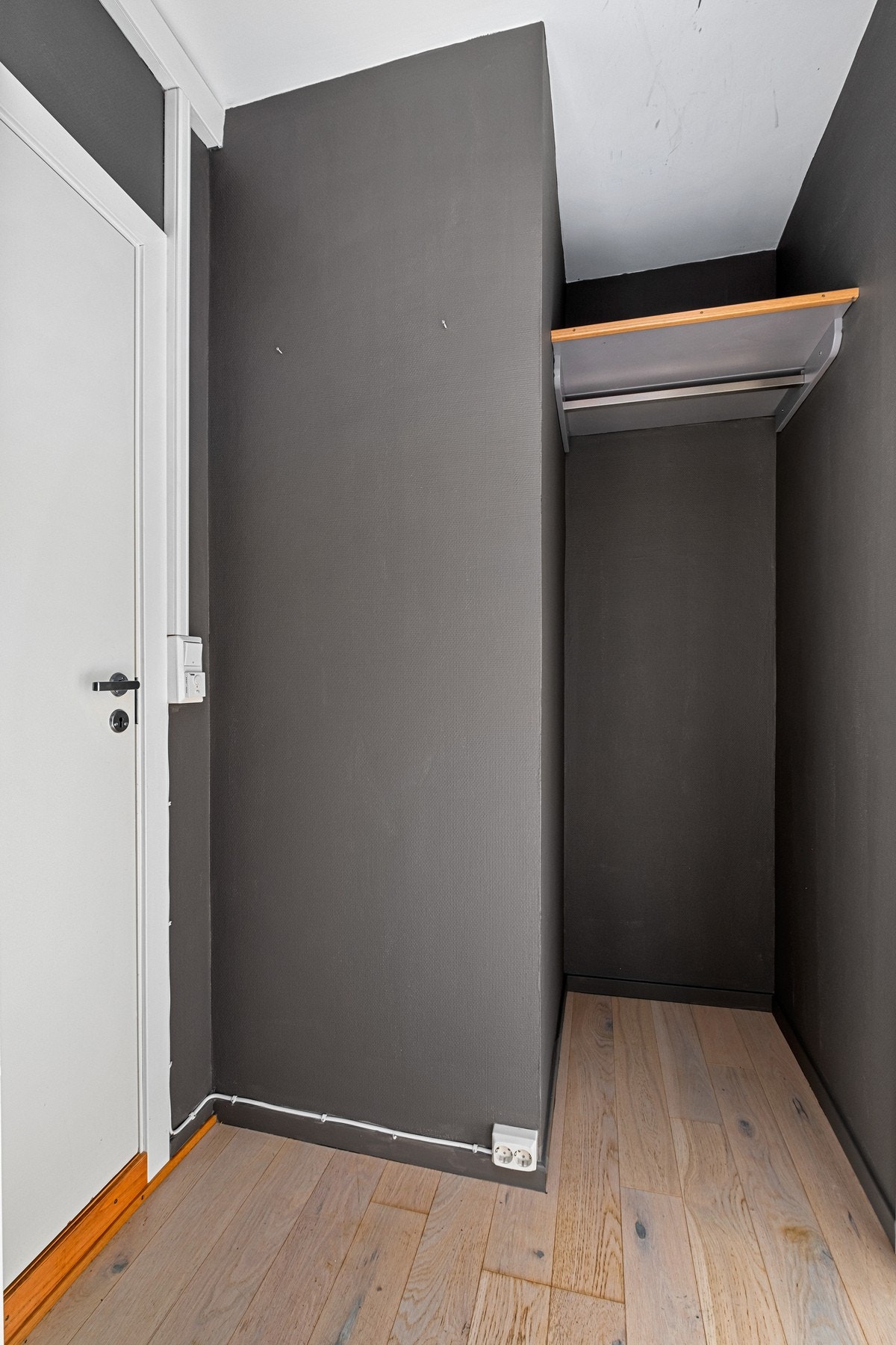 Entré på 2 kvm med en praktisk innhuk for oppbevaring av sko og yttertøy. Galleribilde