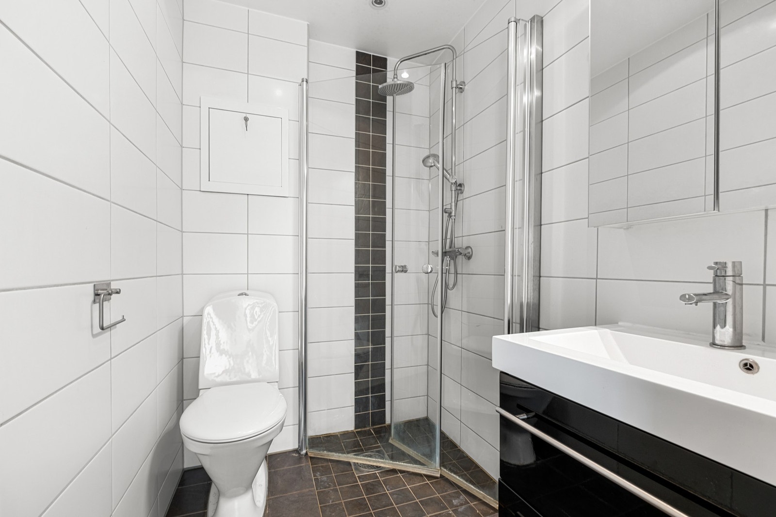 Flislagt bad fra 2013 med varmekabler i gulv. Galleribilde