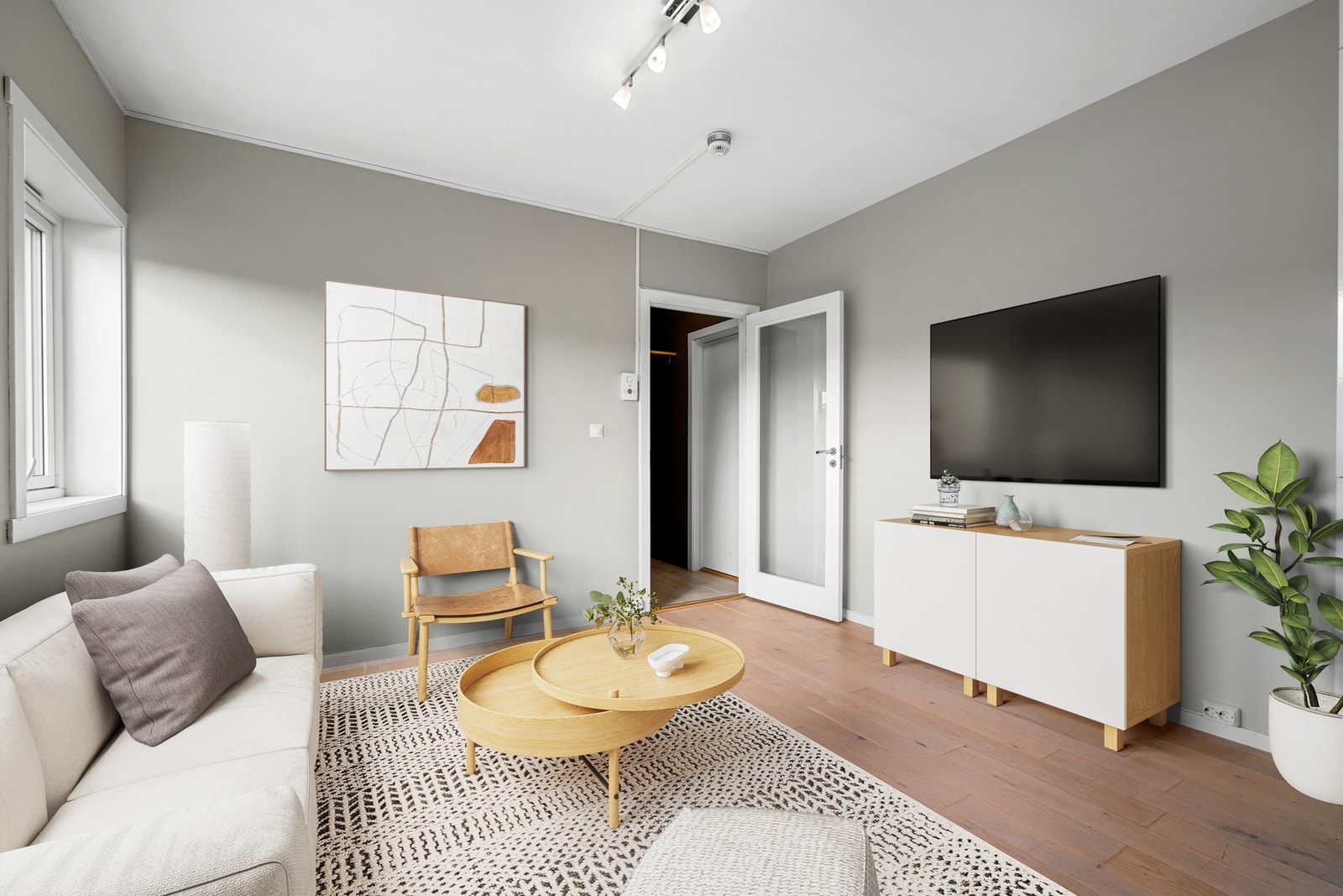 Overflatene ble malt i tidsriktige fargetoner i 2023. En effektiv planløsning gjør leiligheten svært lettstelt. Galleribilde