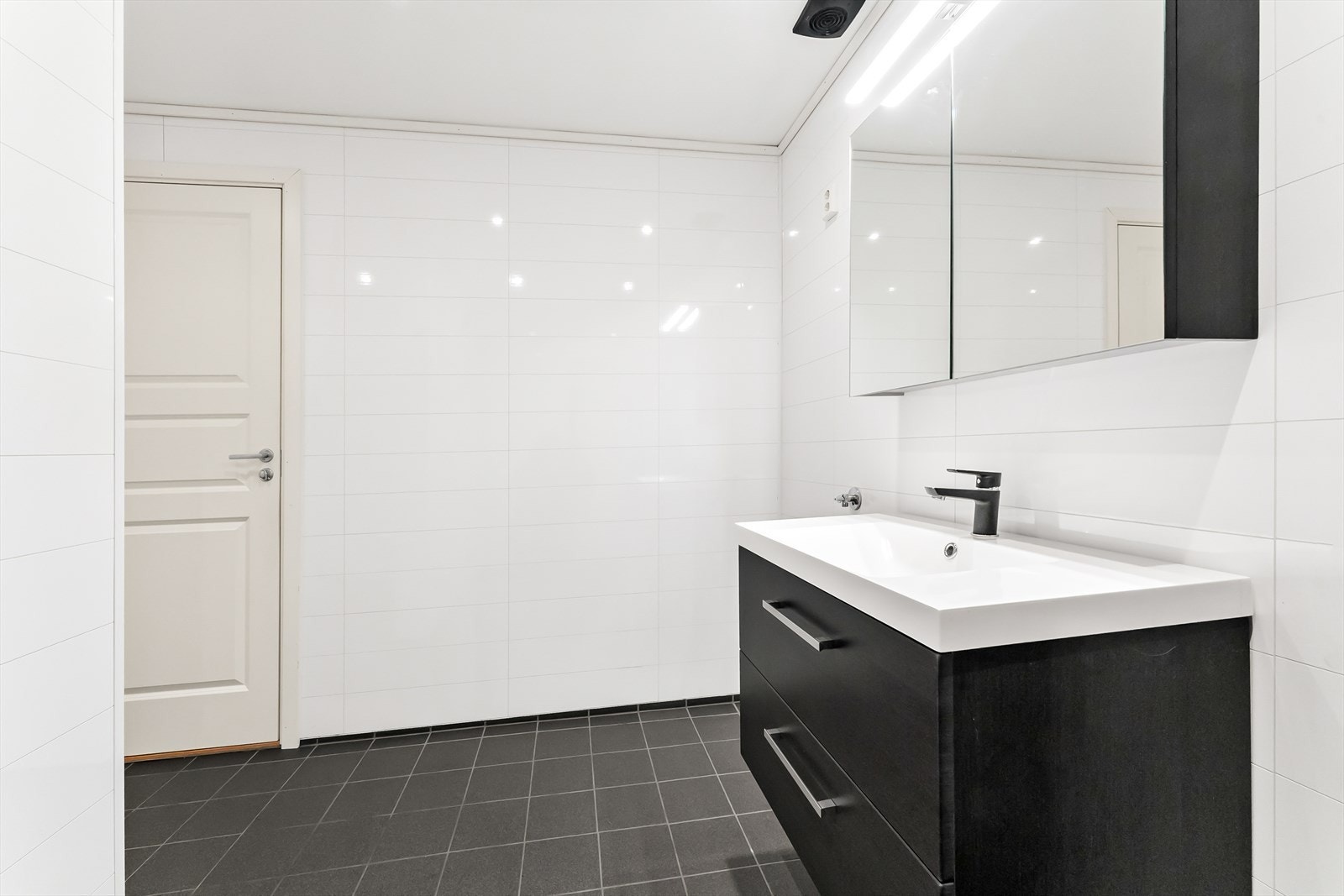 Innreiing baderom. God plass for å sette inn ekstra skap Galleribilde