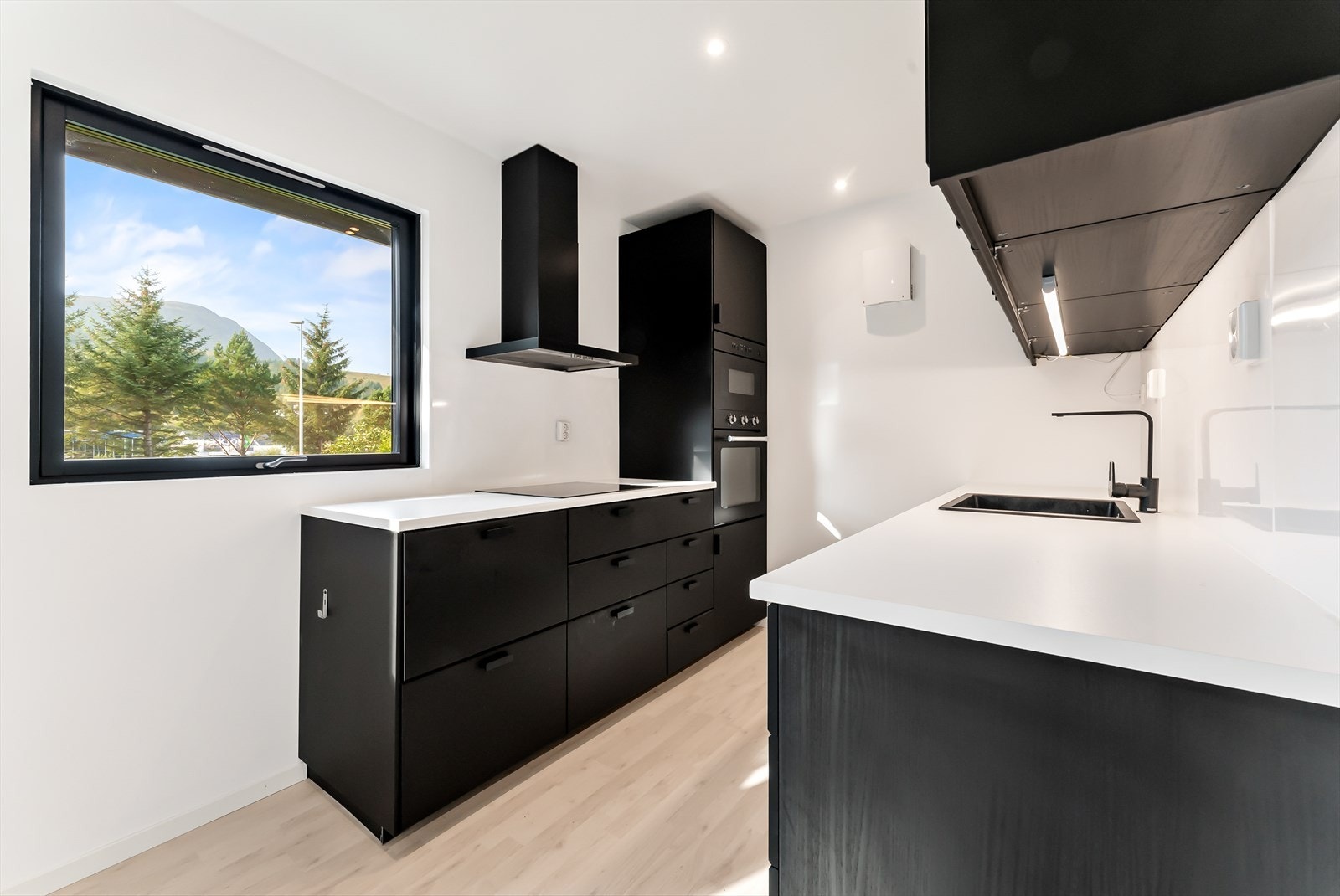 Moderne kjøkkeninnreiing Galleribilde