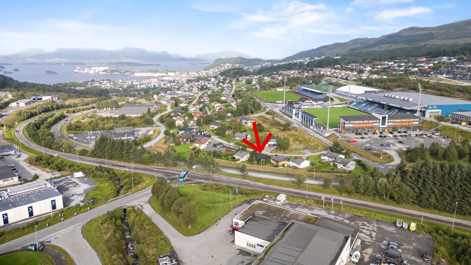 Eigedomen ligg like nedanfor Høddvoll og vidargåande skule Galleribilde