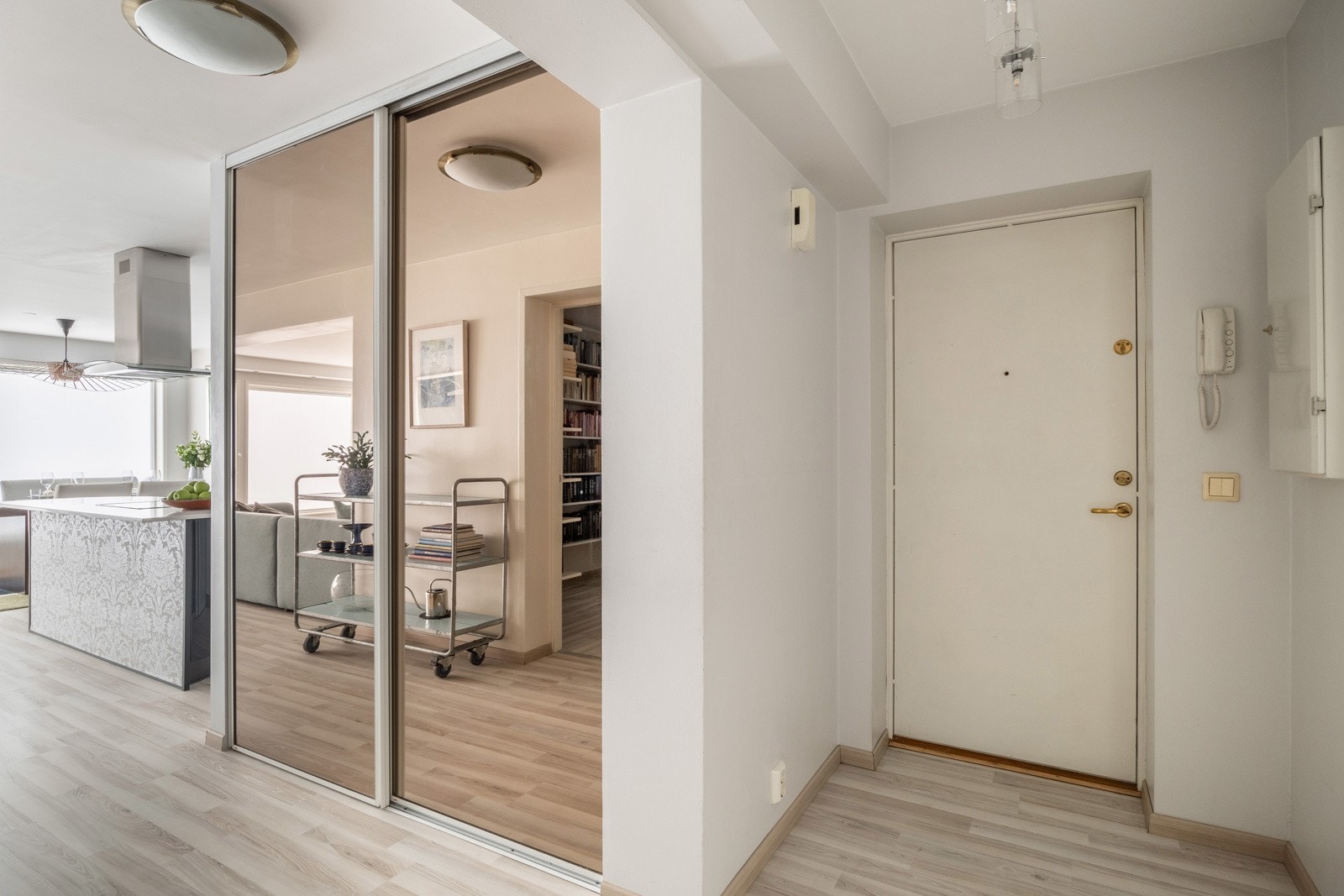 Entréen har god plass for oppbevaring i stor skyvedørsgarderobe. Galleribilde