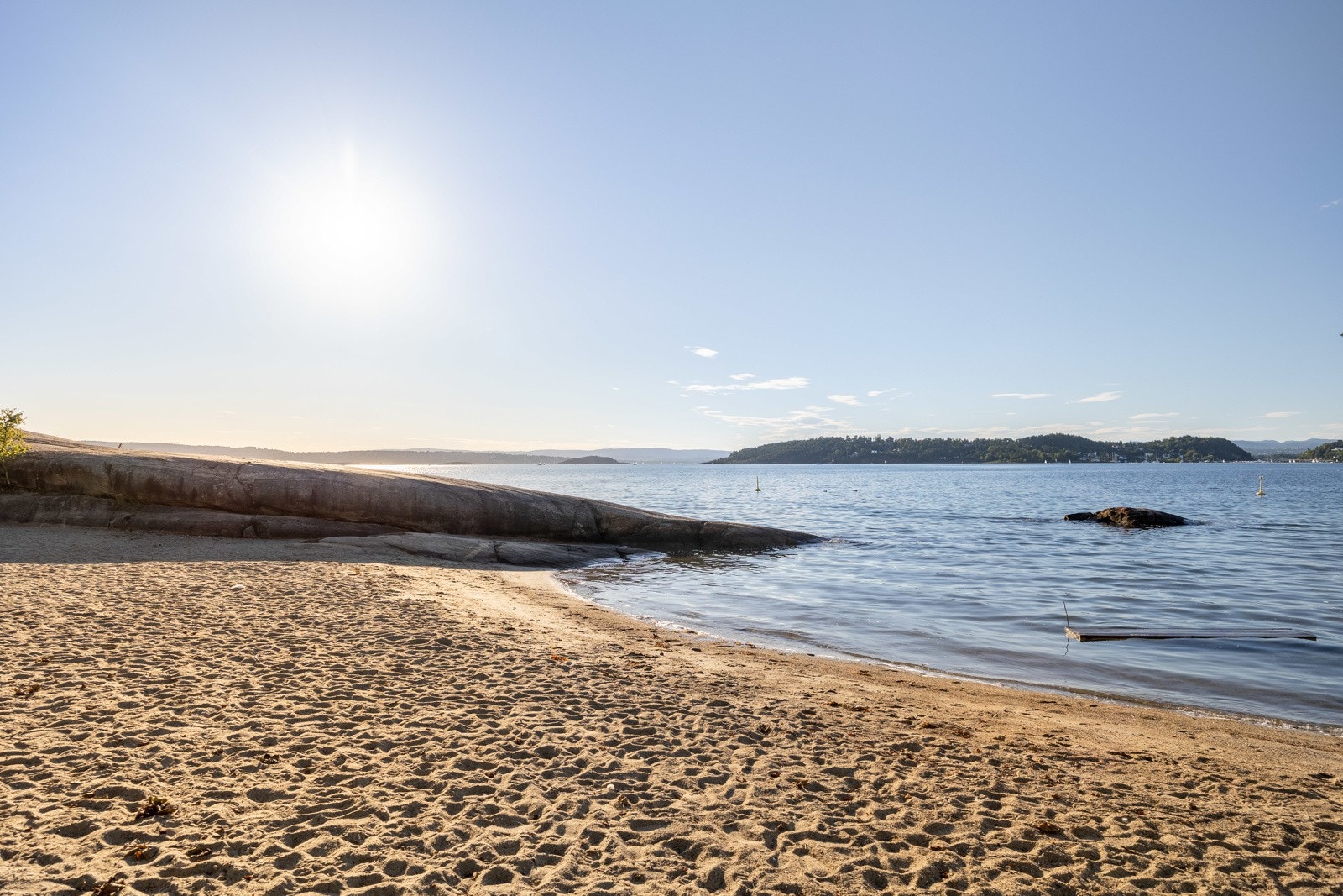Katten badeplass er en populær badestrand nedenfor Ljan. Her er det flott sandstrand, blankskurte svaberg, gresslette og stupebrett. Galleribilde