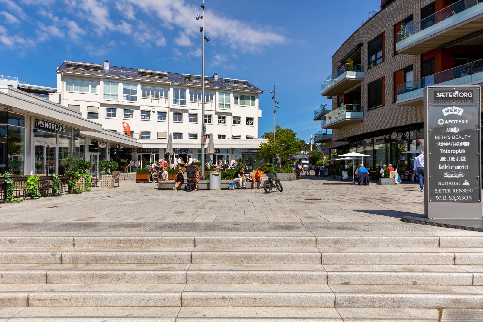 Sæter torg er hjertet av Nordstrand - et veletablert torg med flere butikker, serveringssteder og servicetilbud. Galleribilde