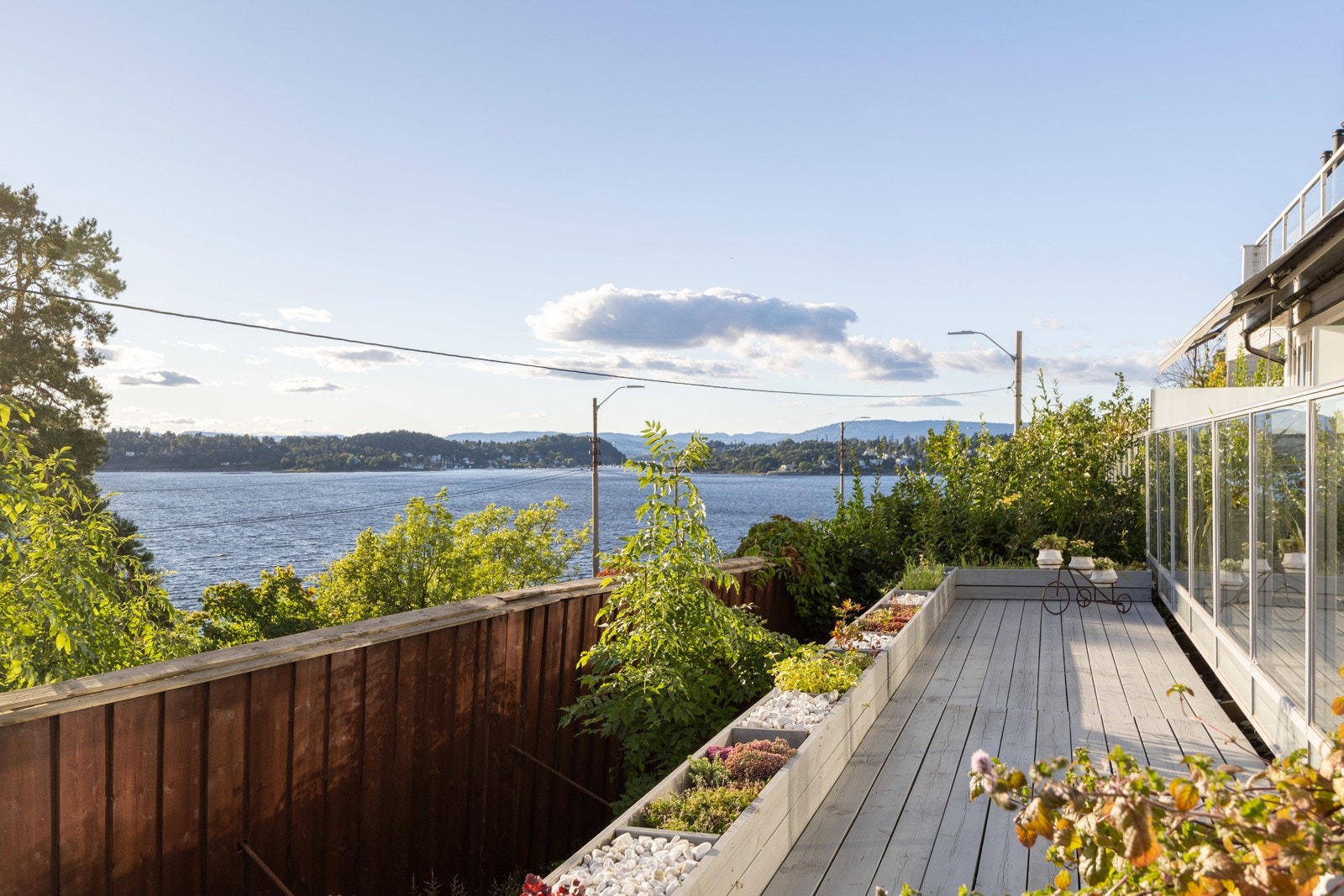 En moderne 3-roms med unik sjøutsikt, vestvendt terrasse med fantastiske solforhold og adkomst til hage. Galleribilde