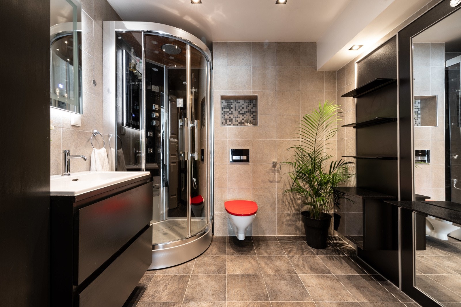 Badet har en god størrelse og ger oppgradert senest i 2023 med ny innredning og speil. Galleribilde