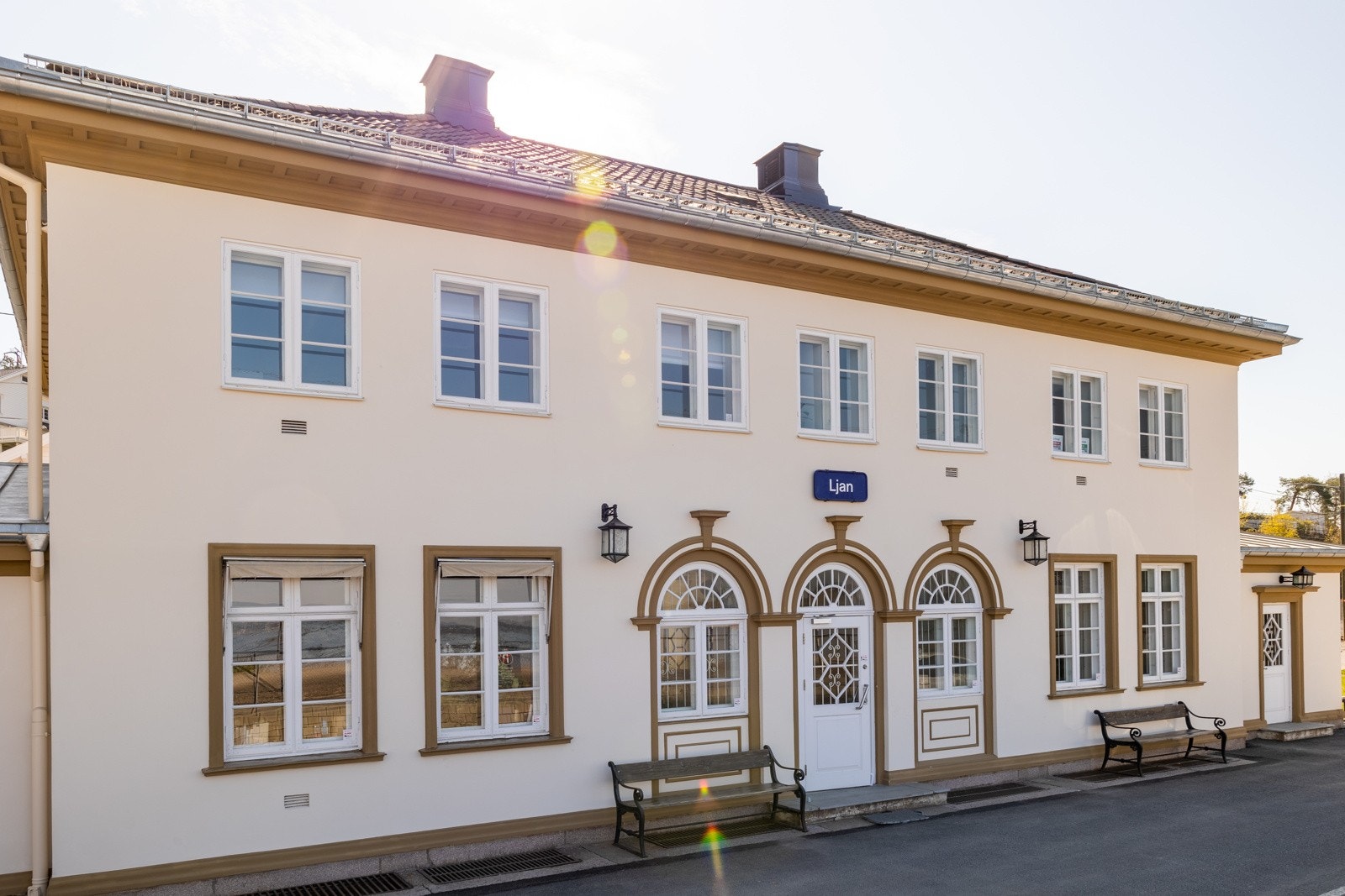 Ljan stasjon ligger på Østfoldbanen. Herfra går toget mot Oslo på ca. 8 minutter, og til Skøyen og Ski på ca. 20 minutter. Galleribilde
